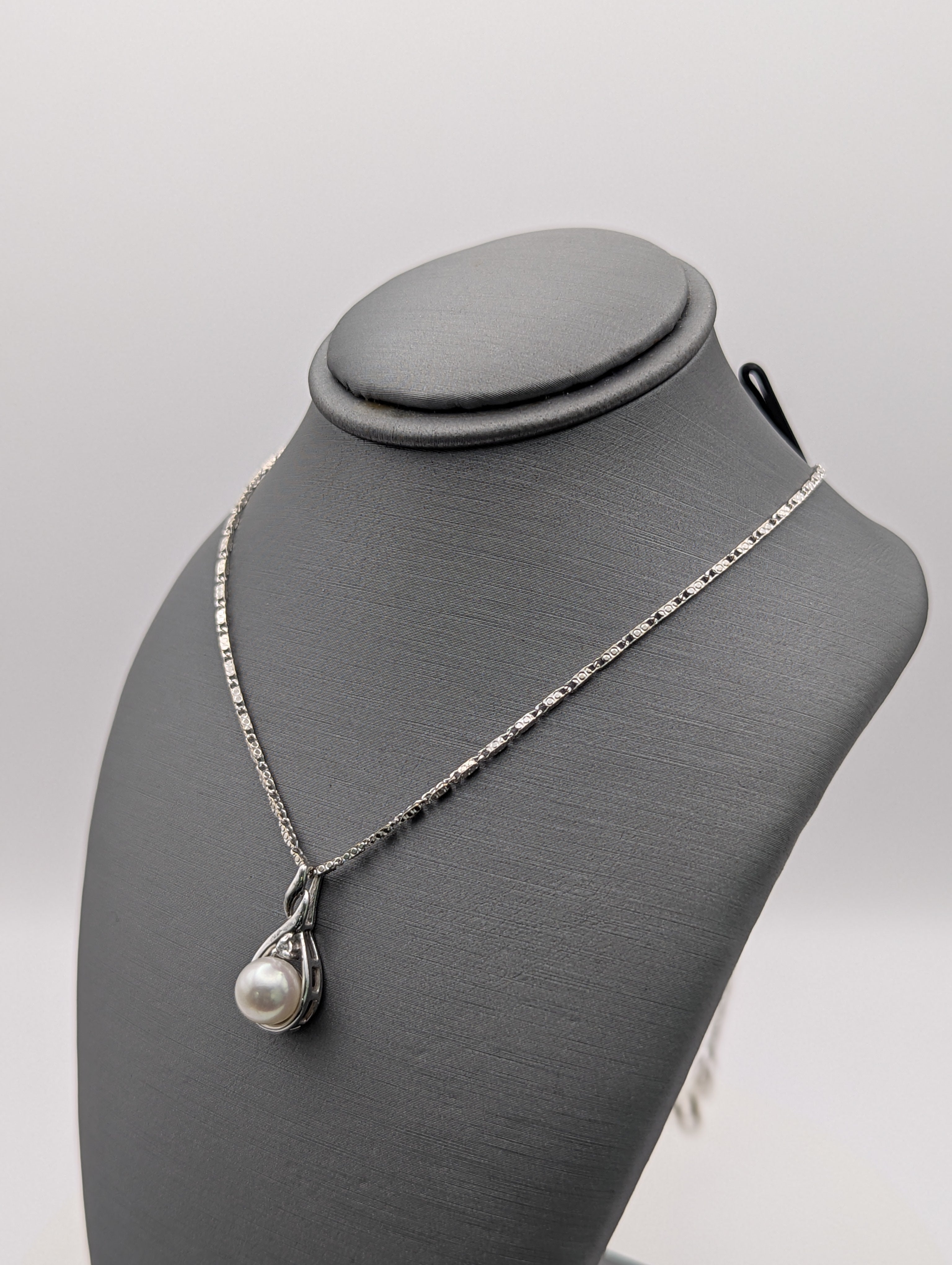 Cadena de perlas con diamante y oro blanco de 14 quilates