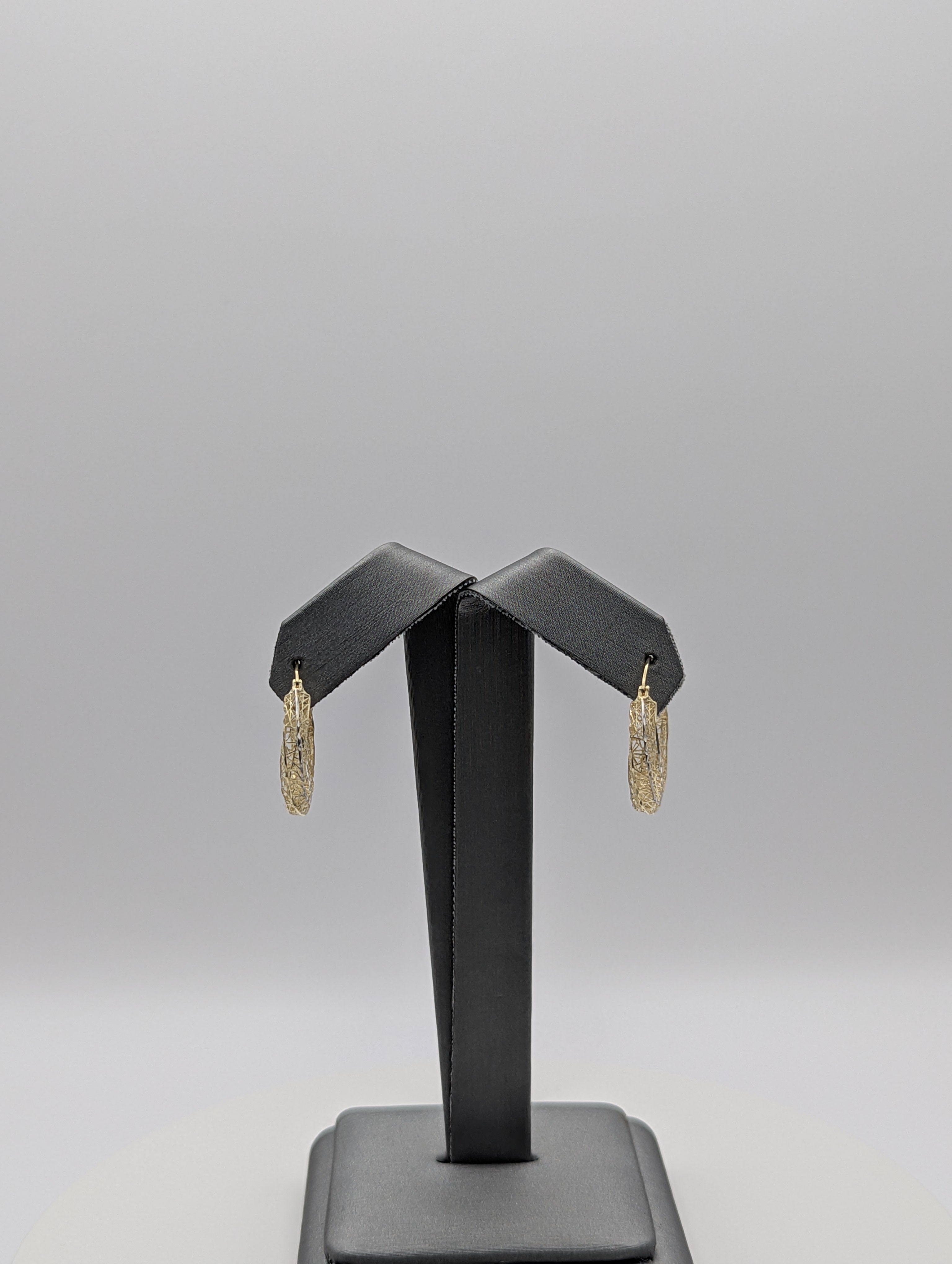 Pendientes de aro retorcidos calados de oro amarillo de 10K con corte de diamante