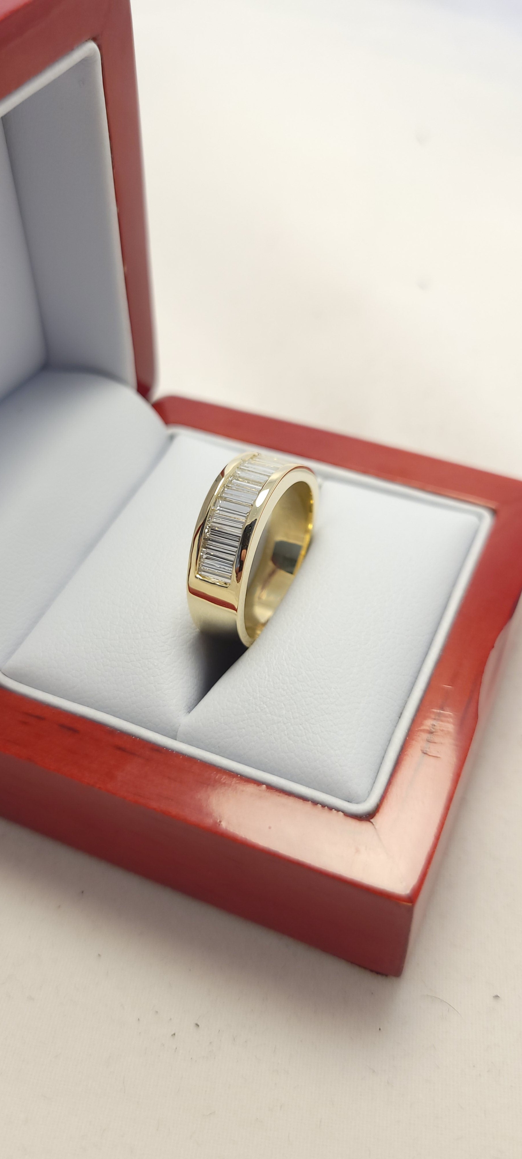 Anillo de oro amarillo de 14 quilates con diamantes talla baguette engastados en carril