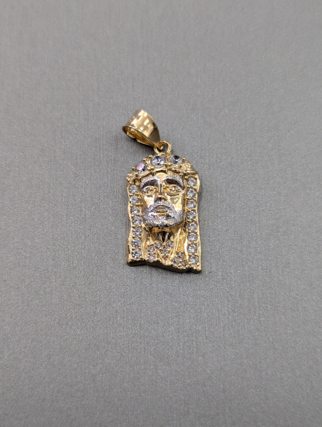 Colgante de Jesús de oro bicolor de 14K con circonitas
