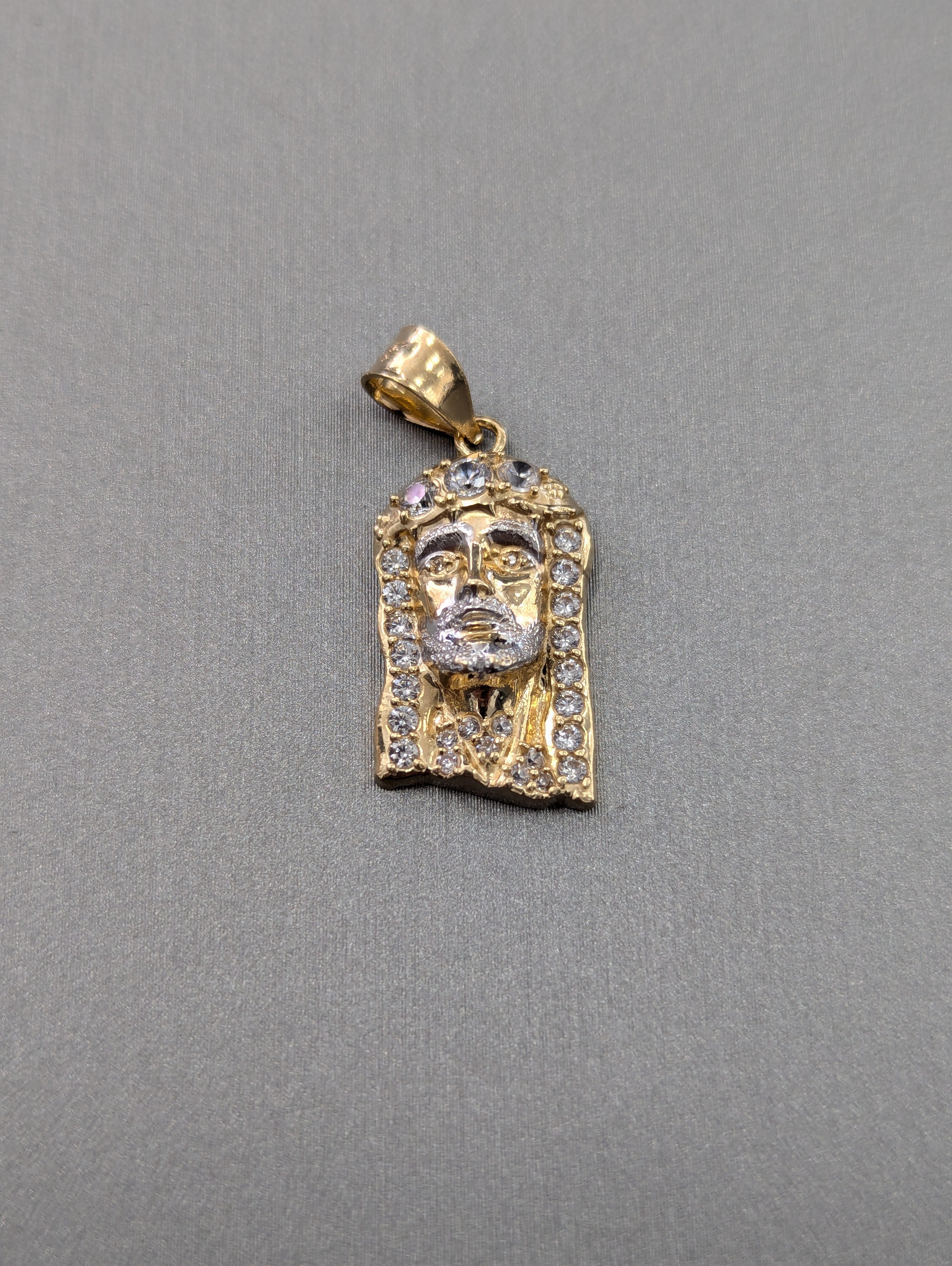 Colgante de Jesús de oro bicolor de 14K con circonitas
