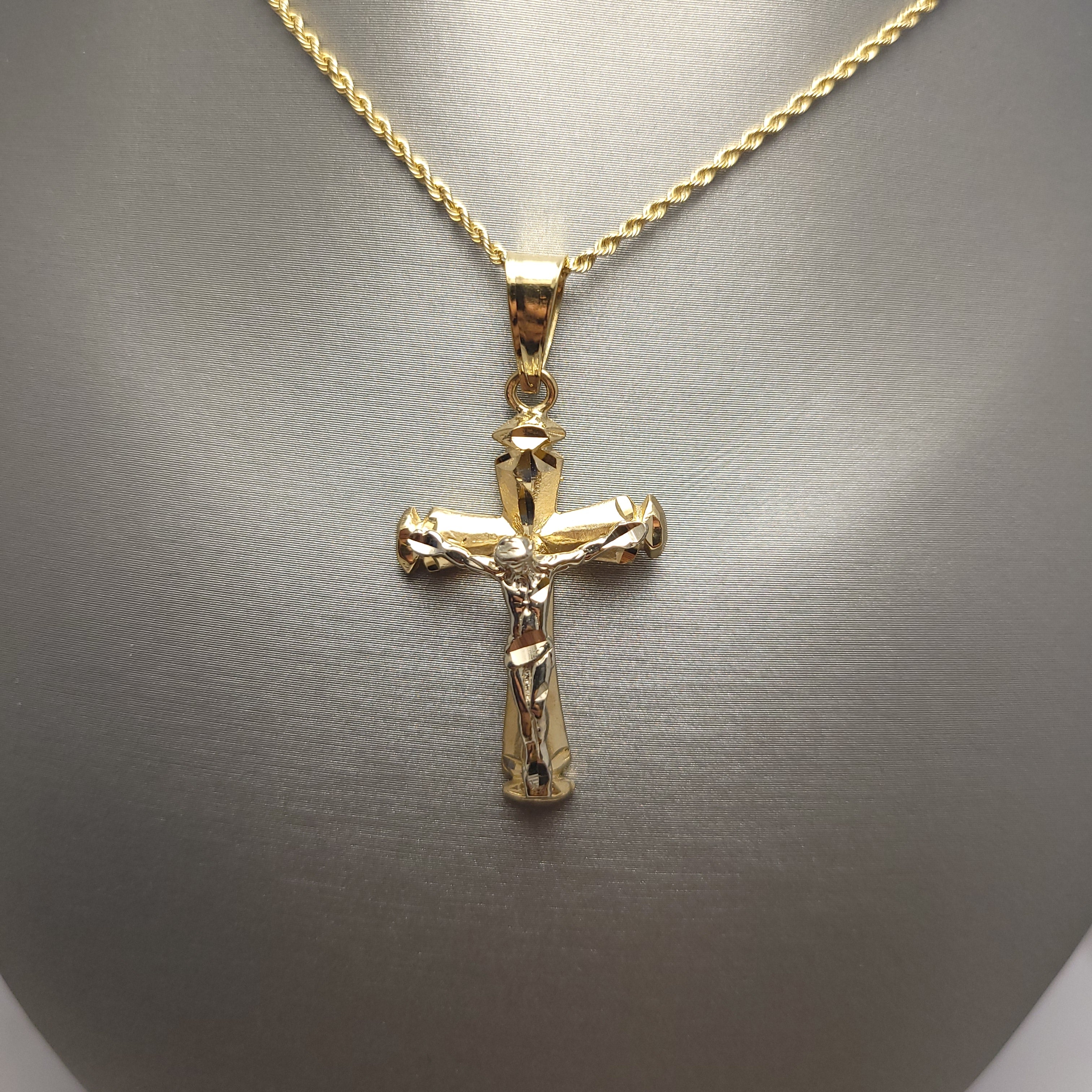 Colgante con crucifijo bicolor de oro de 14 quilates