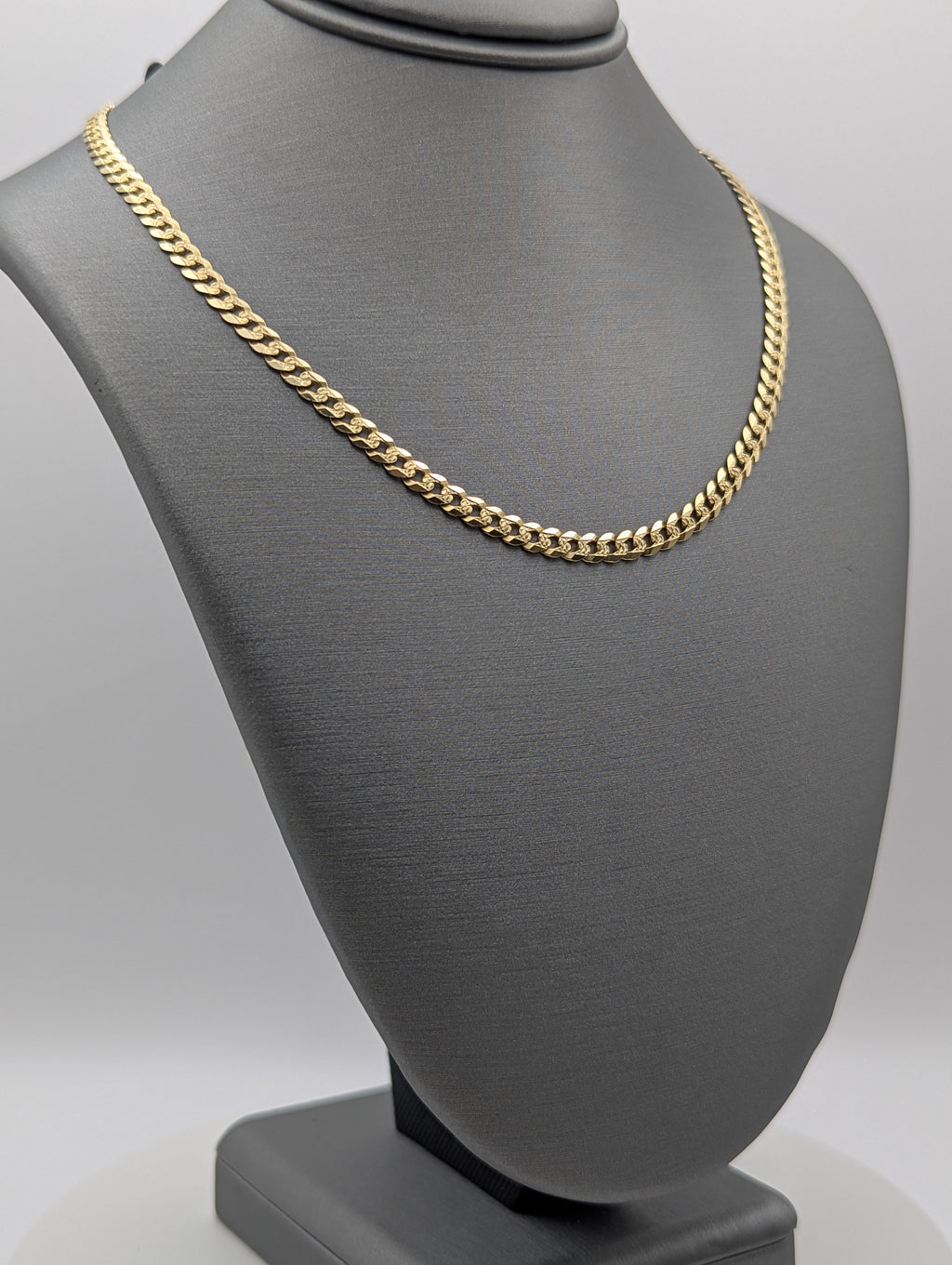 Cadena de eslabones tipo Curb pavé de oro amarillo de 14 quilates