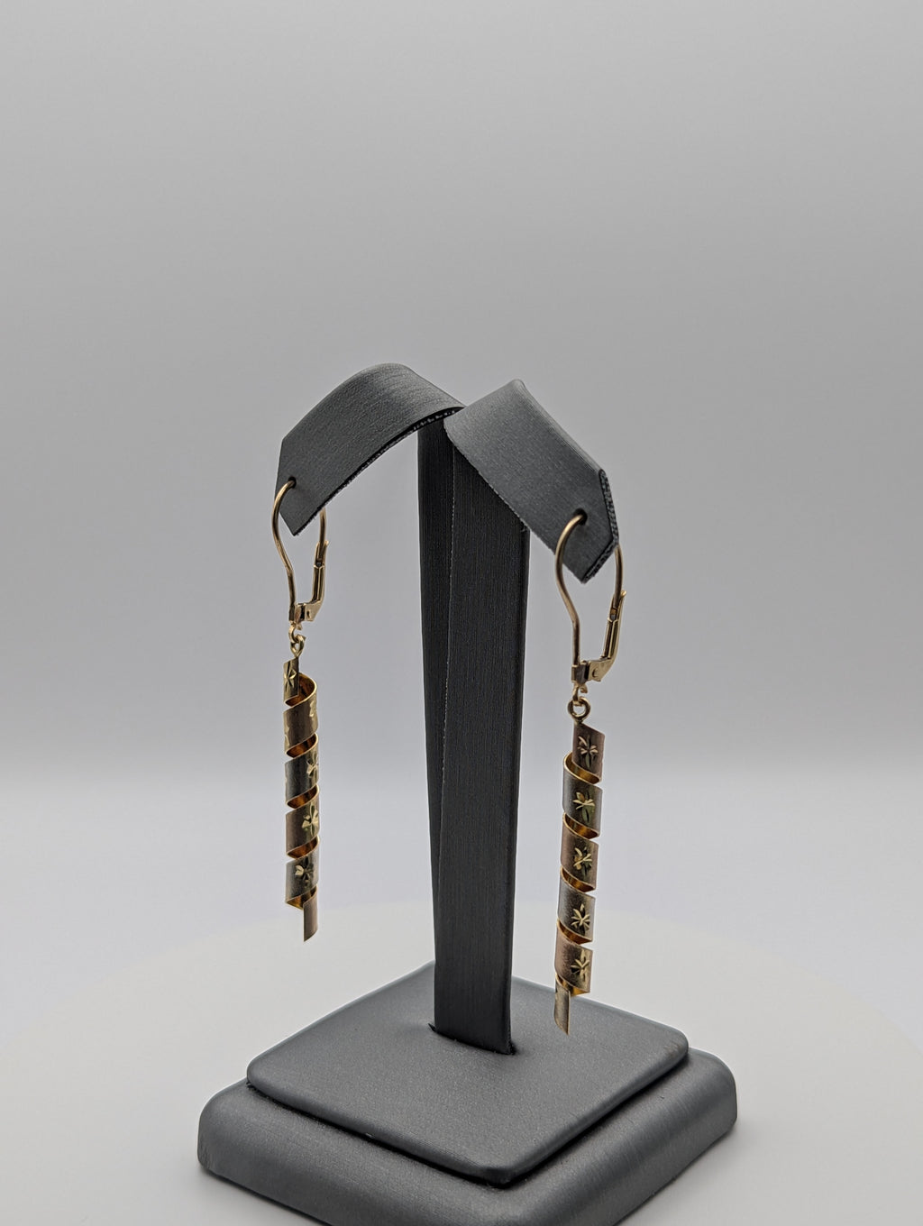 Pendientes en espiral de oro amarillo de 14 quilates tricolor con corte de diamante