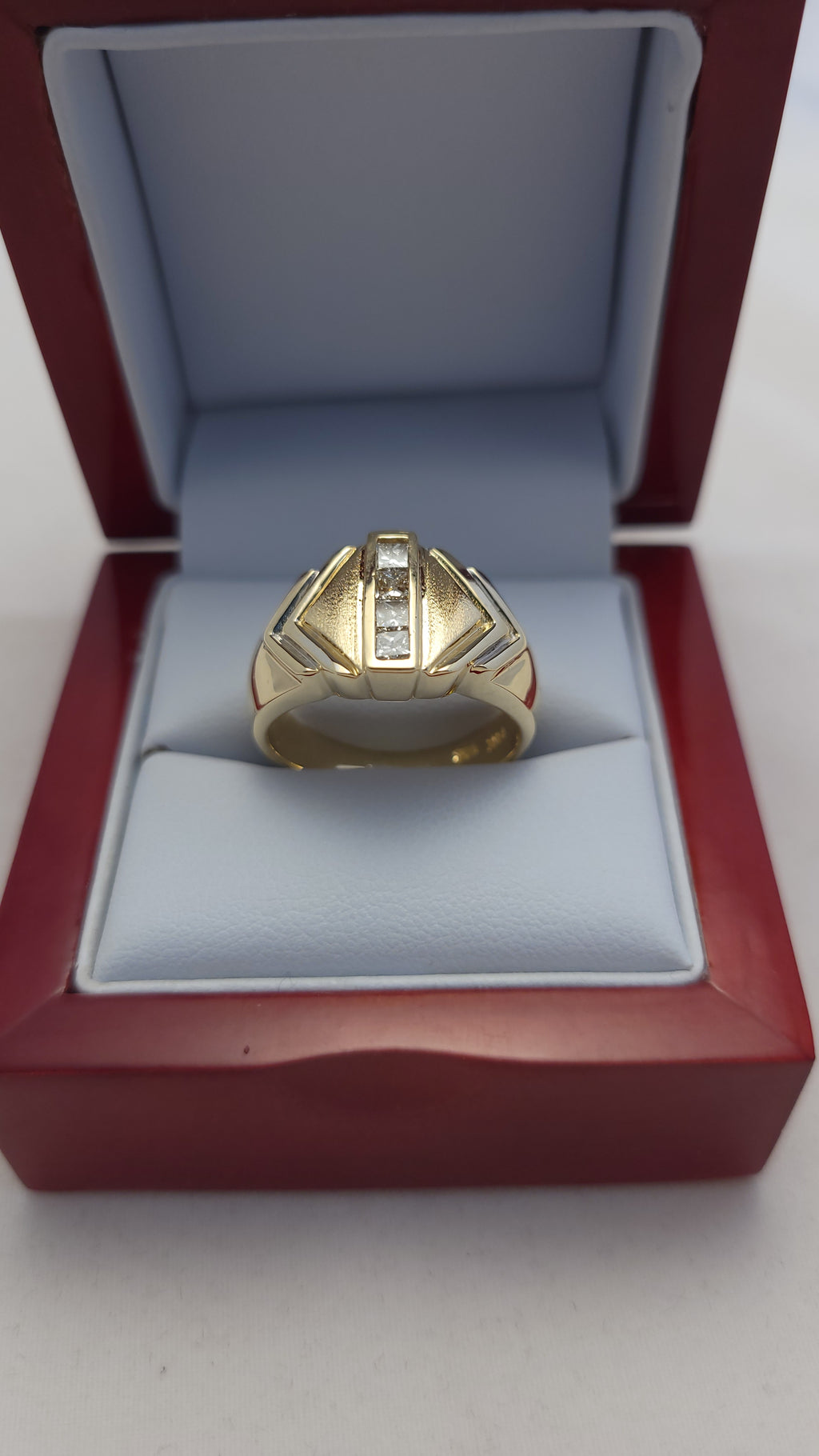 Anillo de oro amarillo de 14 quilates con diamantes