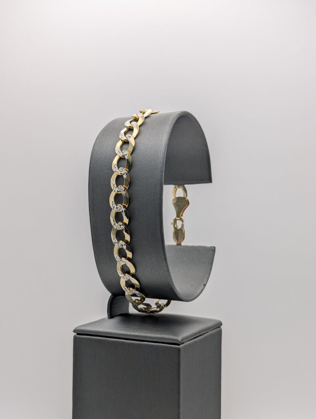 Pulsera de cadena barbada con corte de diamante en oro amarillo de 14K