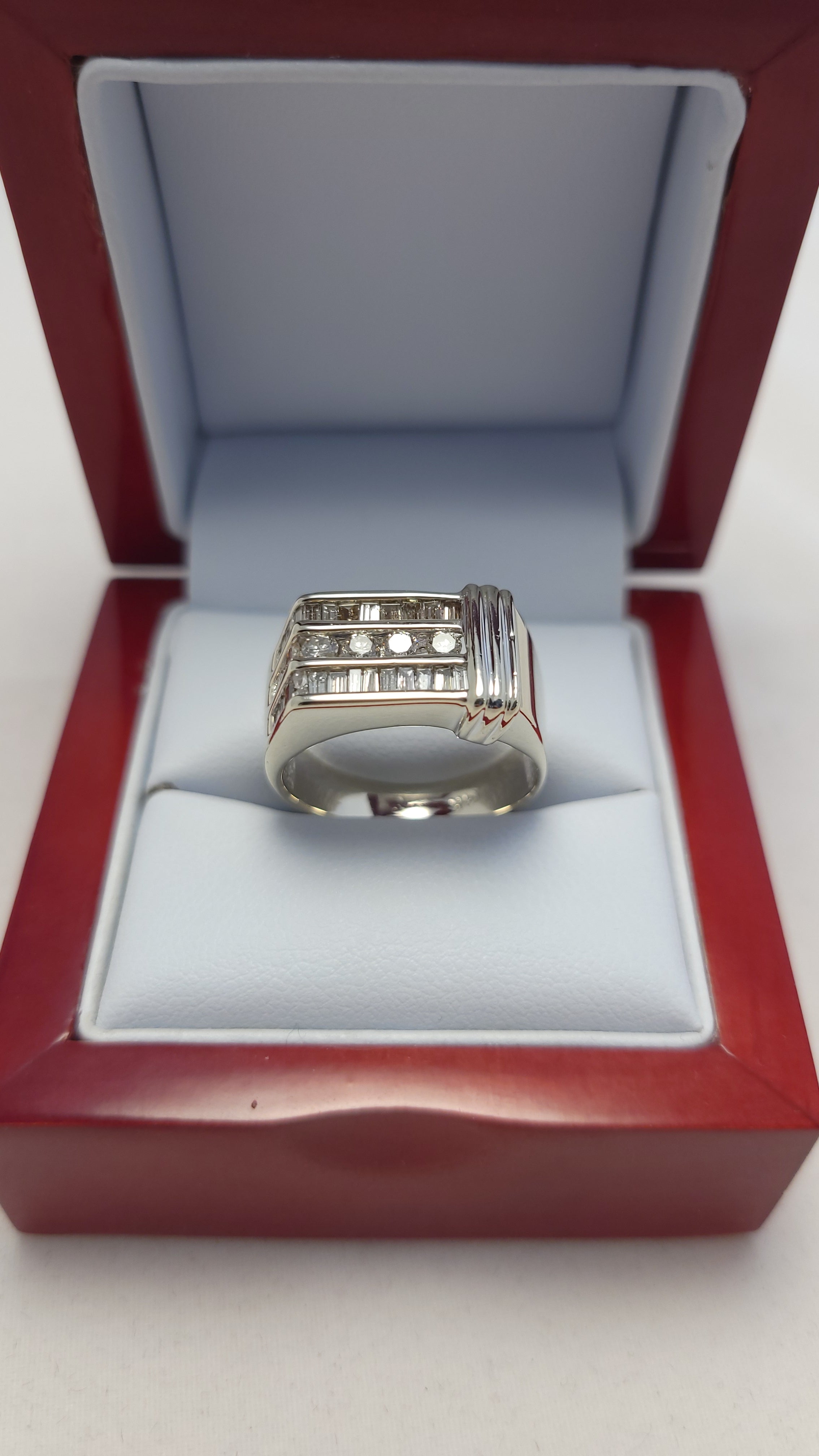 Anillo de oro blanco de 14k con diamantes