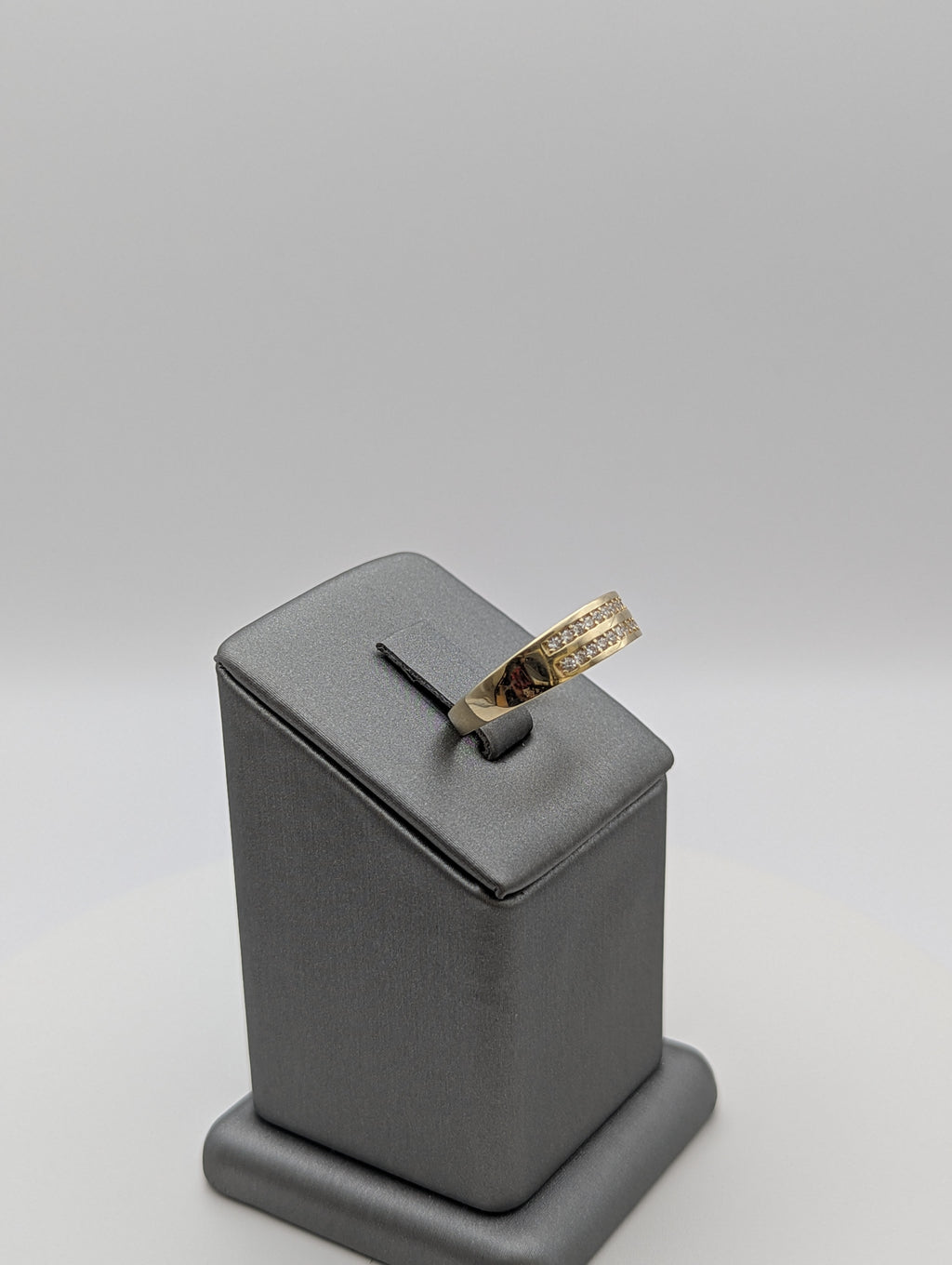 Anillo de matrimonio de oro amarillo de 14K con circonitas cúbicas