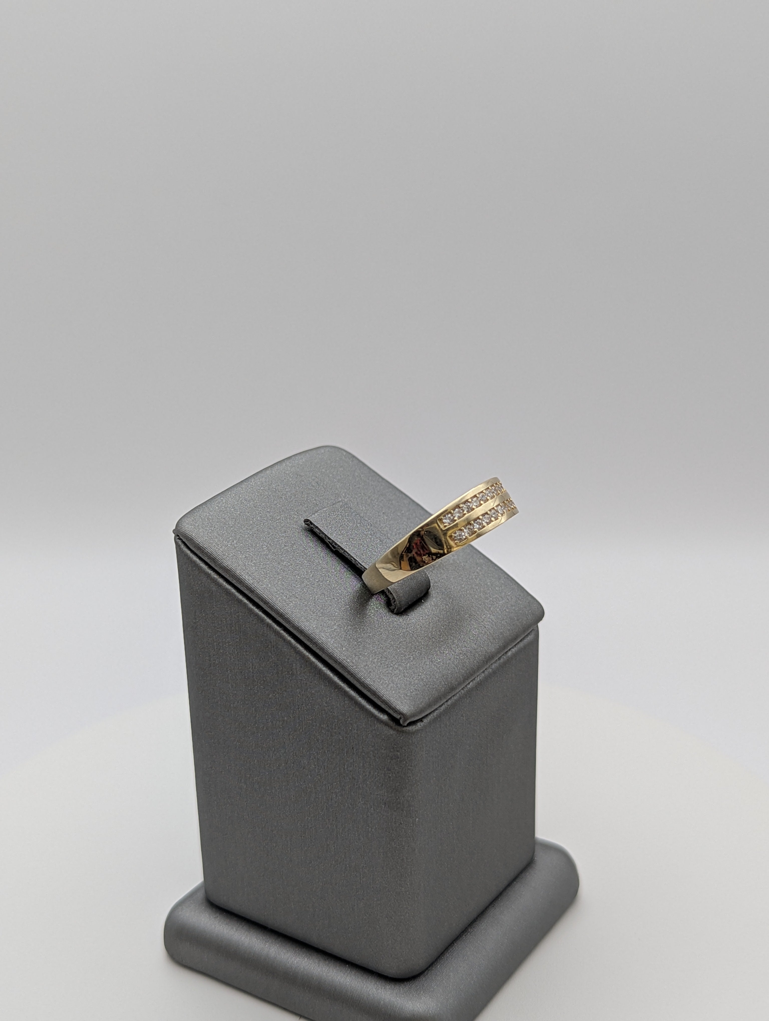 Anillo de matrimonio de oro amarillo de 14K con circonitas cúbicas