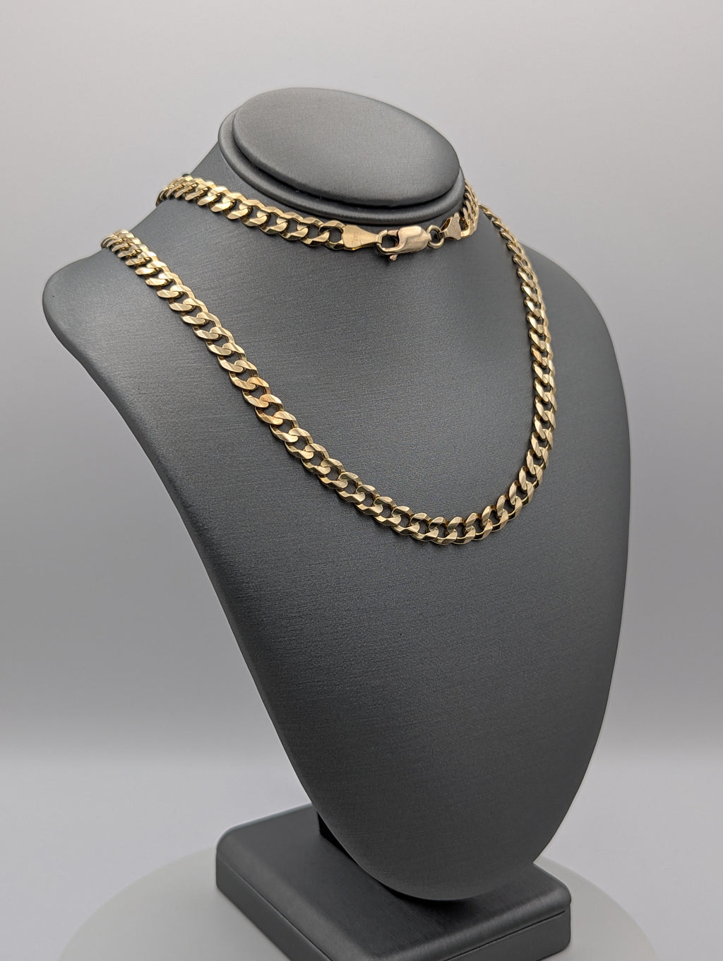 Cadena de eslabones tipo barbada de oro amarillo de 14K
