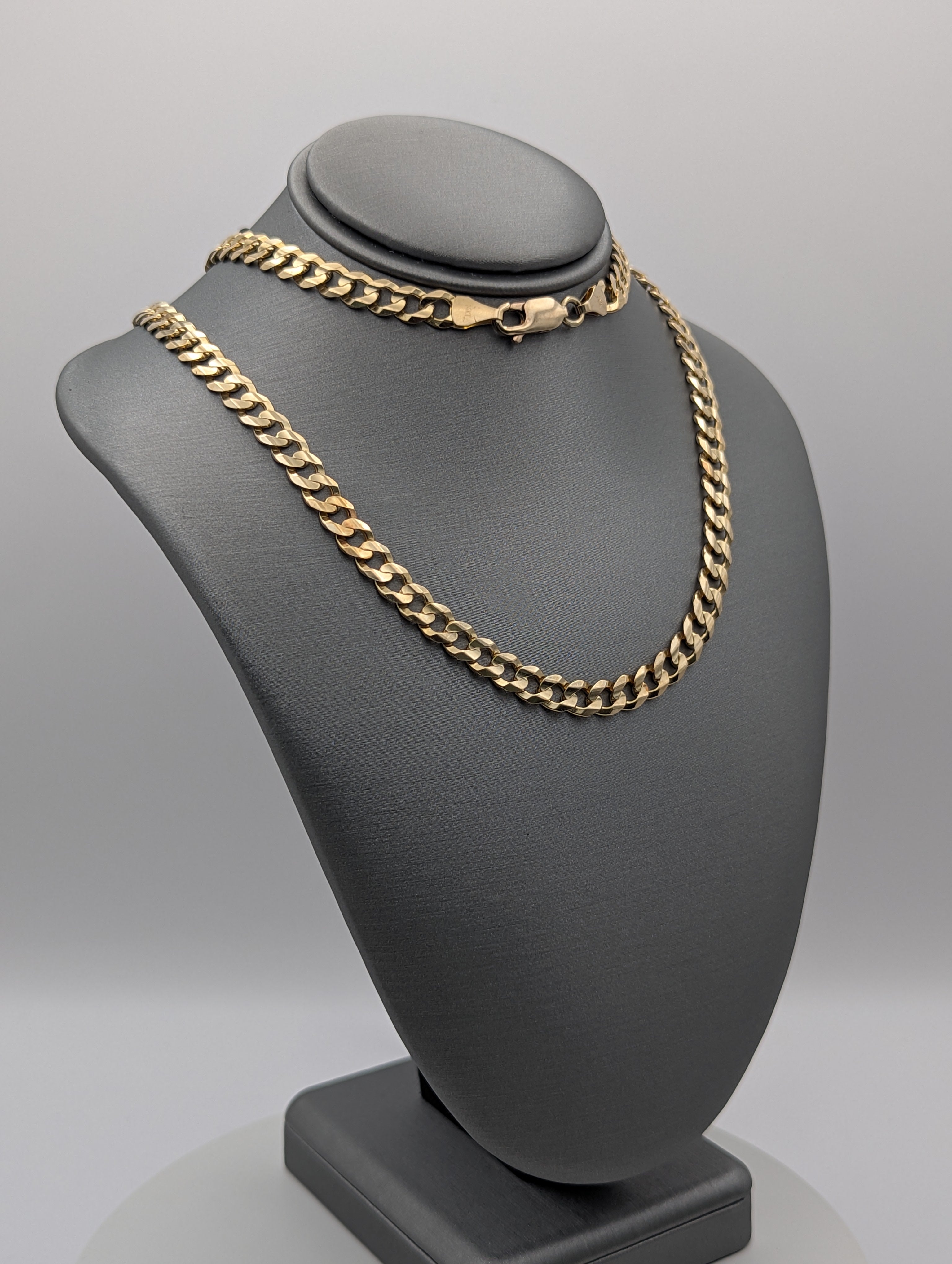 Cadena de eslabones tipo barbada de oro amarillo de 14K