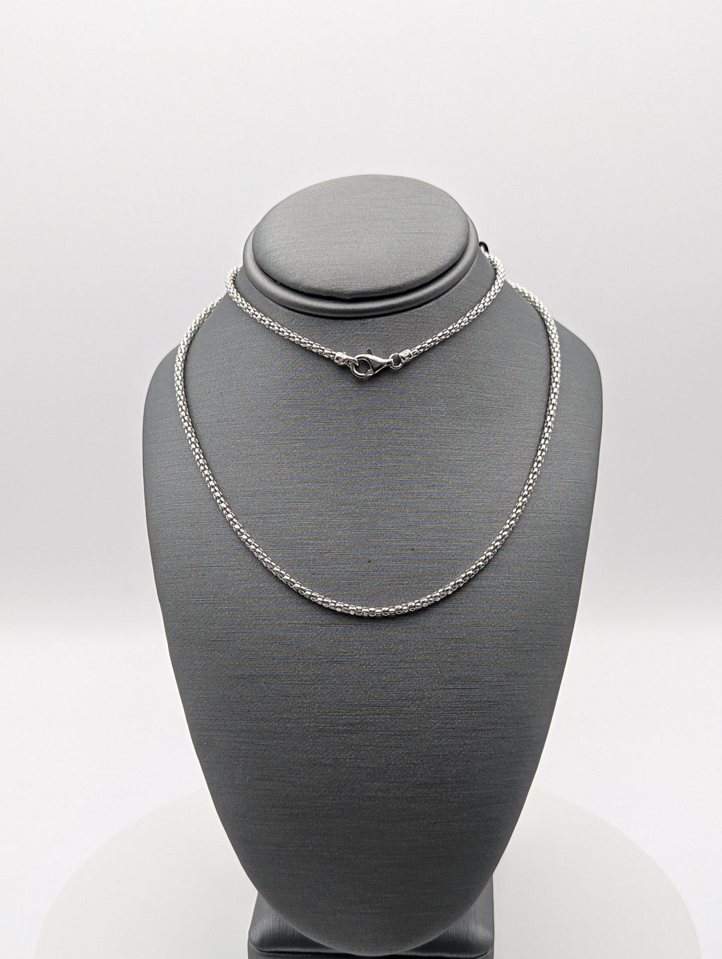 Collar de eslabones tipo palomitas de maíz de oro blanco de 14 quilates