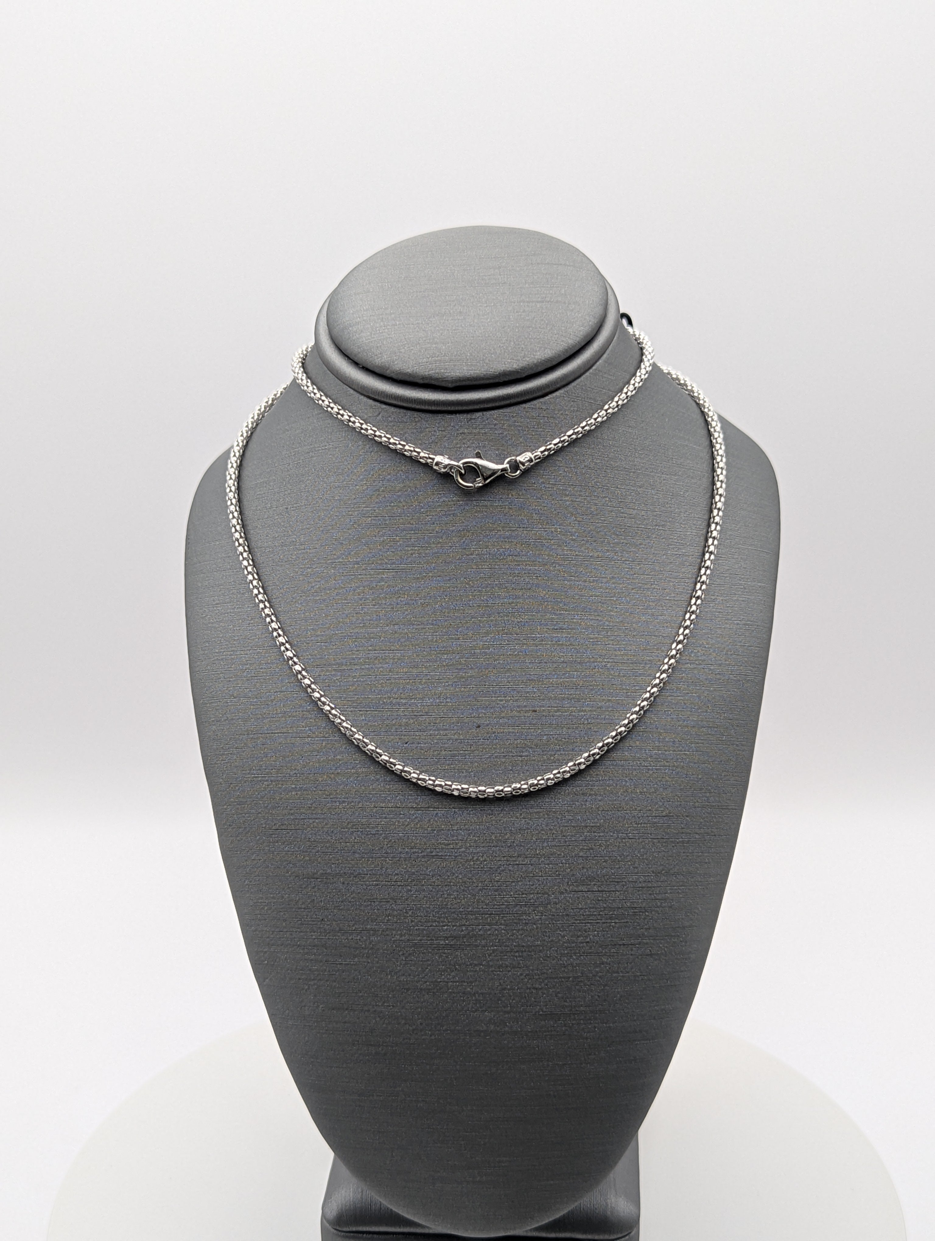 Collar de eslabones tipo palomitas de maíz de oro blanco de 14 quilates