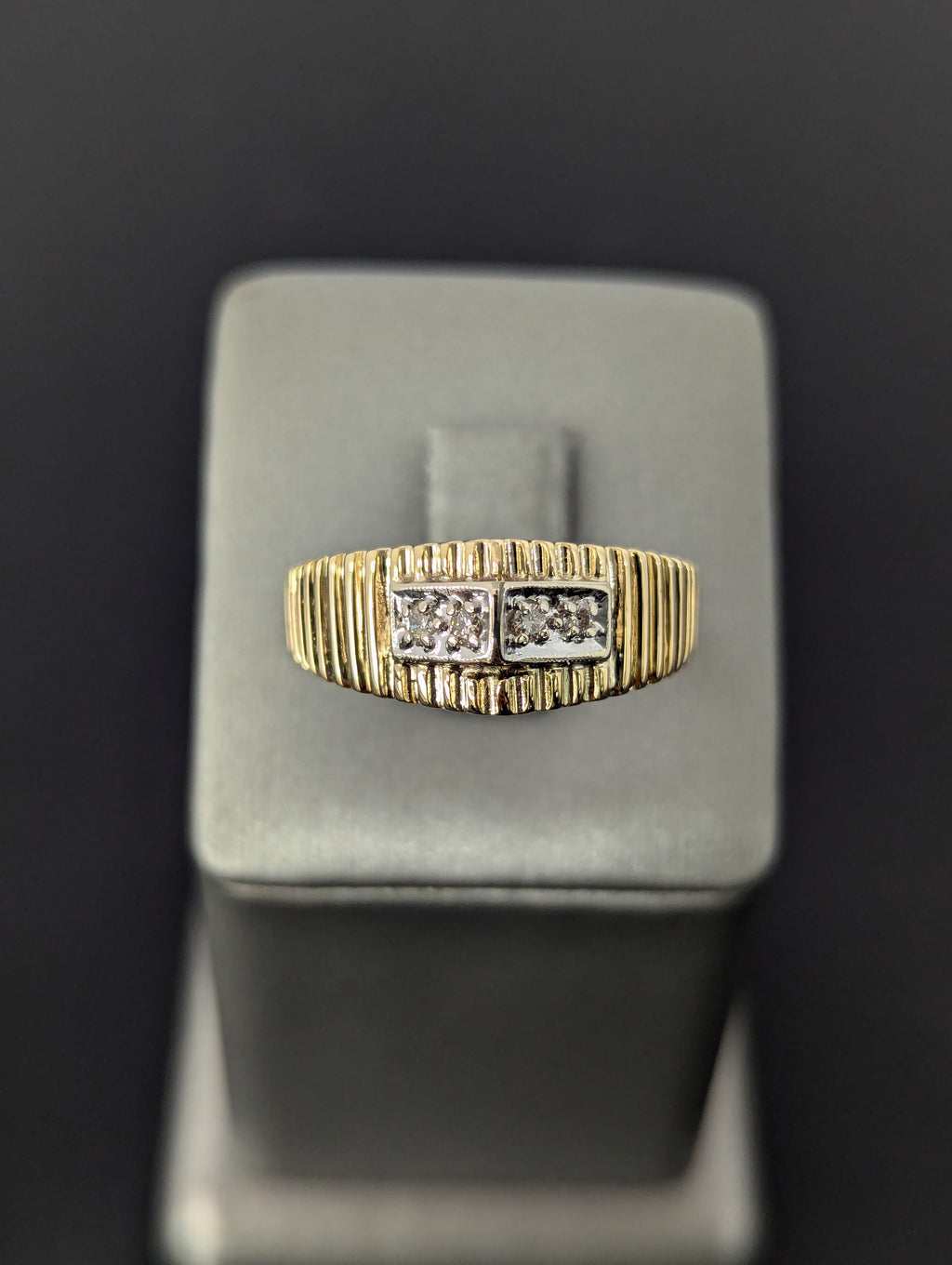 Anillo de oro amarillo de 14 quilates con circonitas cúbicas