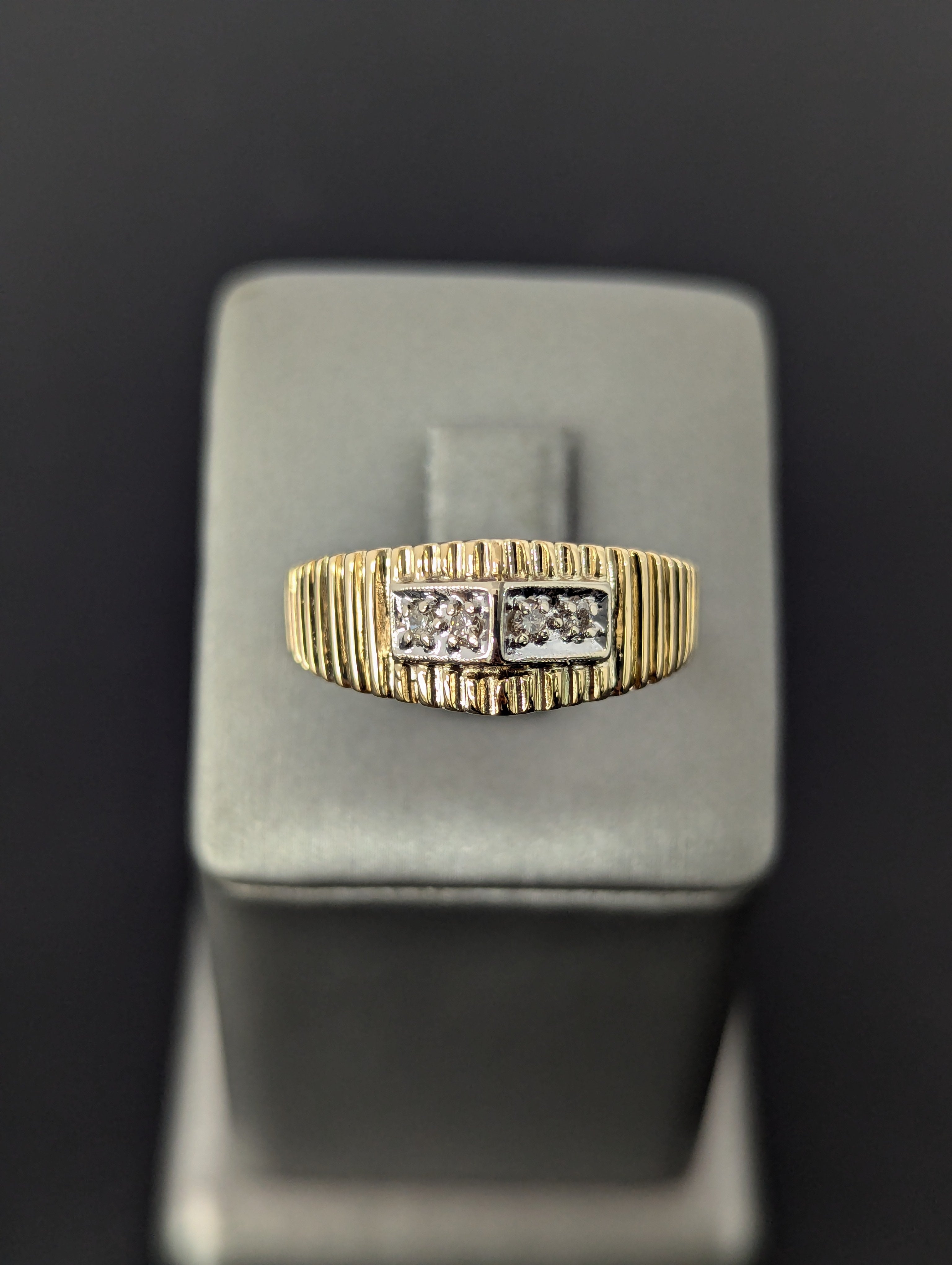 Anillo de oro amarillo de 14 quilates con circonitas cúbicas