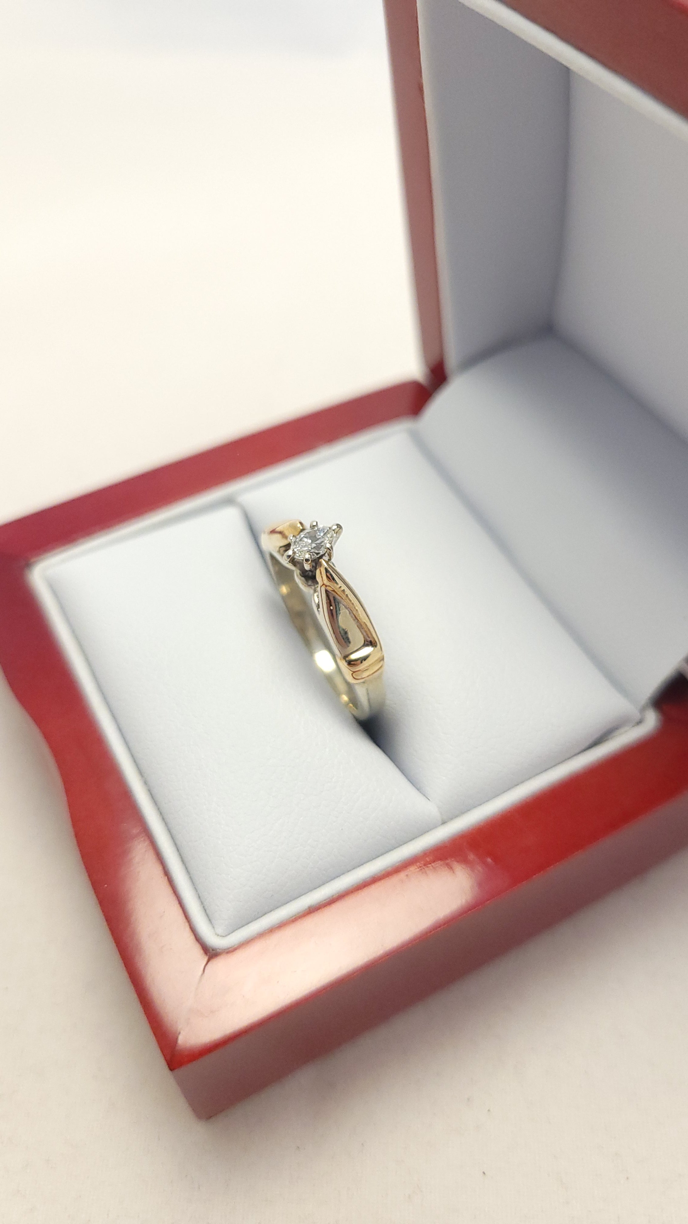 Anillo solitario de marquesa en oro amarillo de 14K