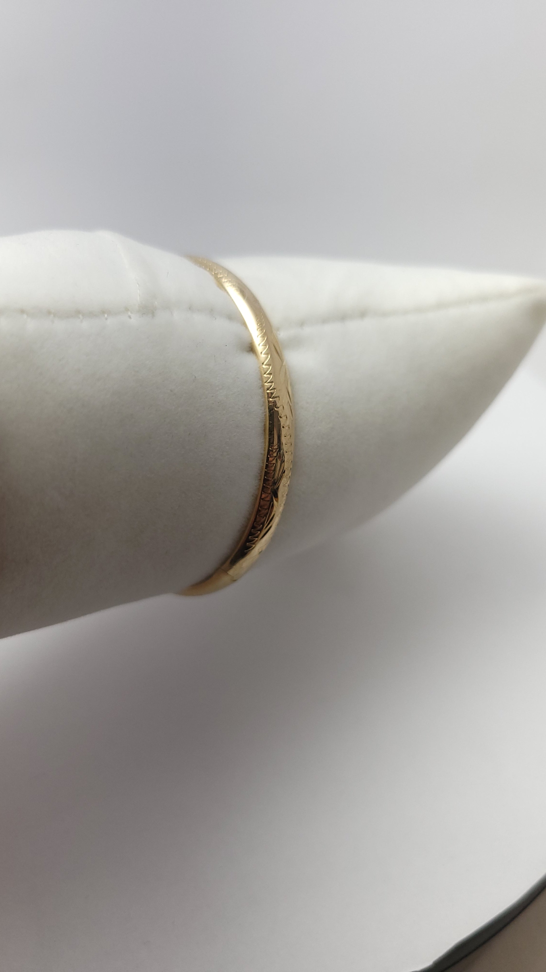 10K YG Dia-Cut Bangle