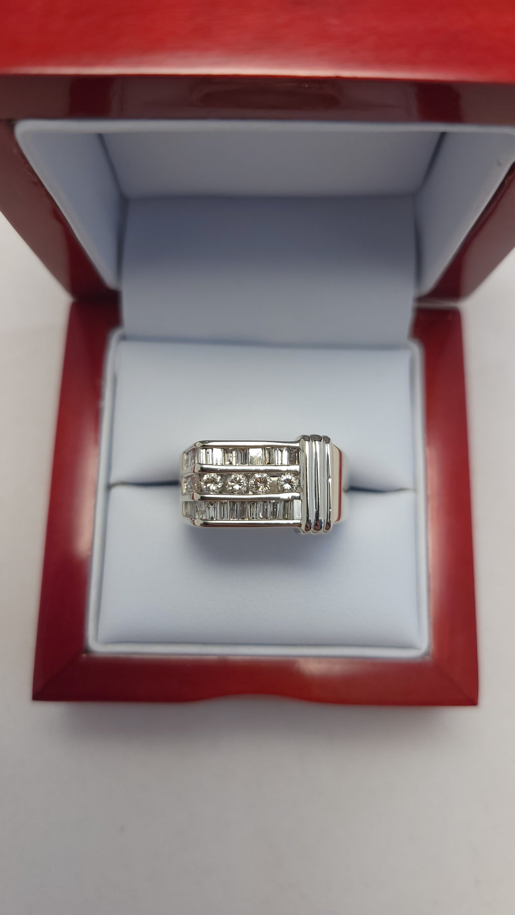 Anillo de oro blanco de 14k con diamantes