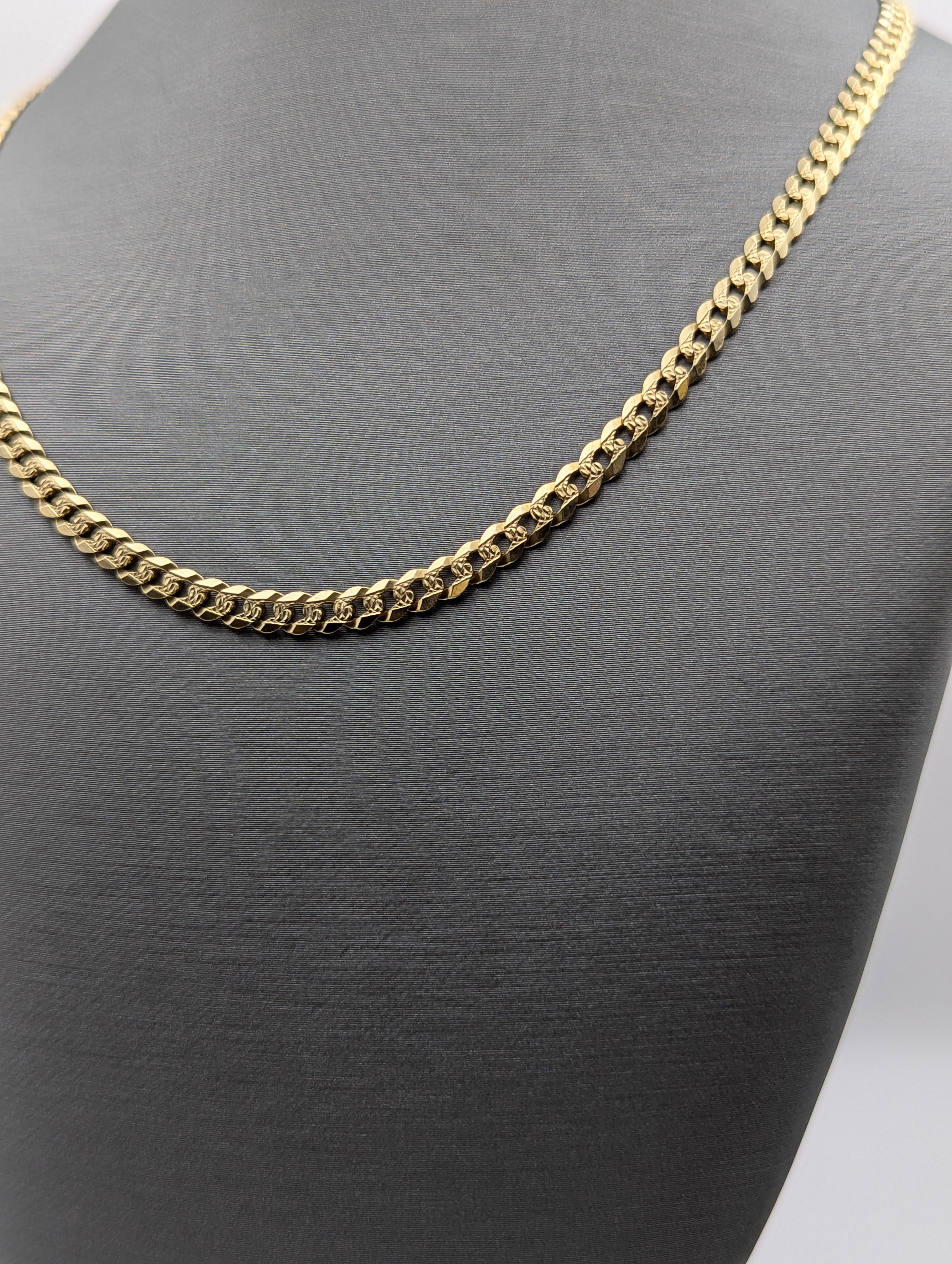 Cadena de eslabones tipo Curb pavé de oro amarillo de 14 quilates