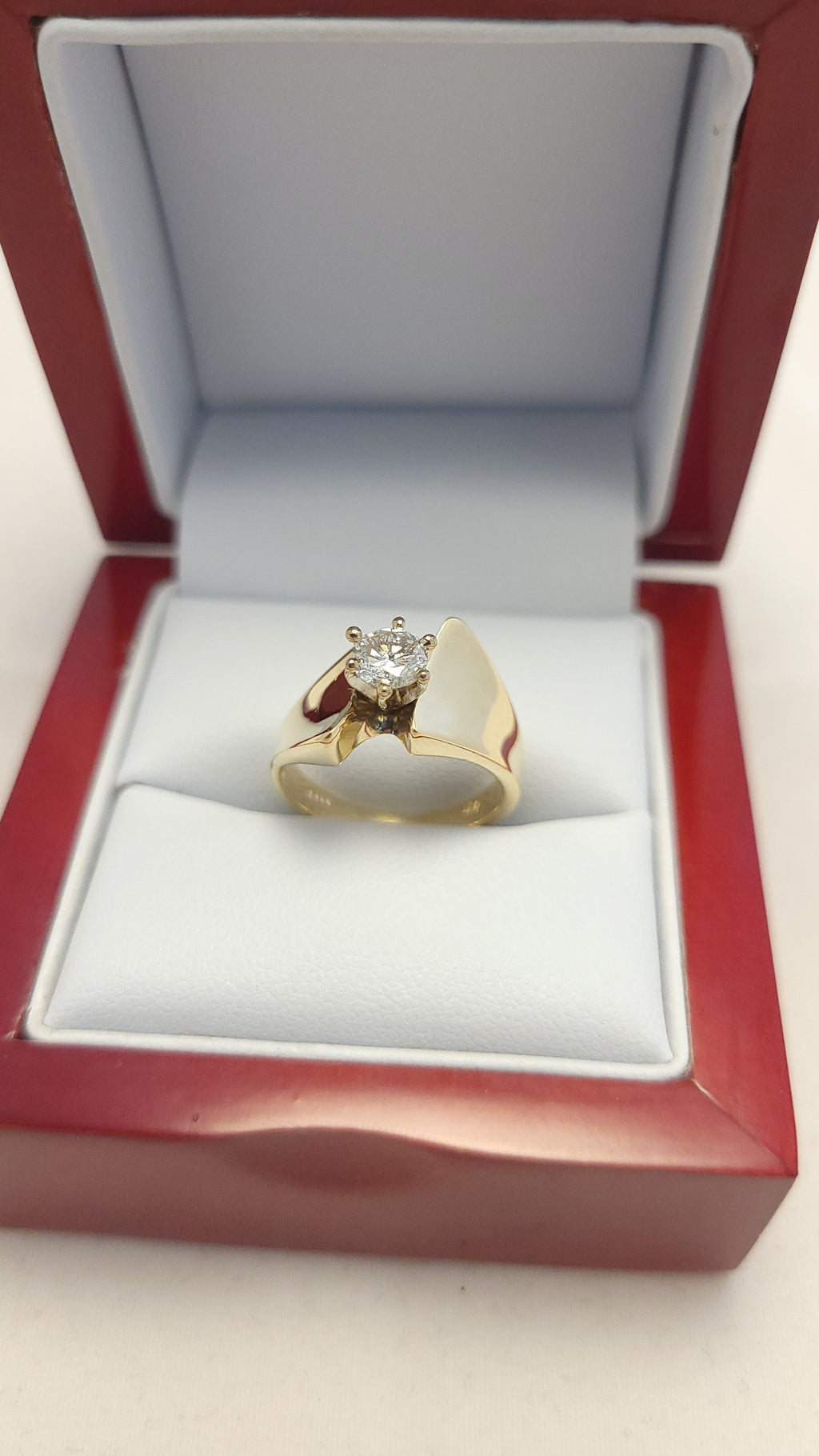 Anillo solitario de diamante de oro amarillo de 14K