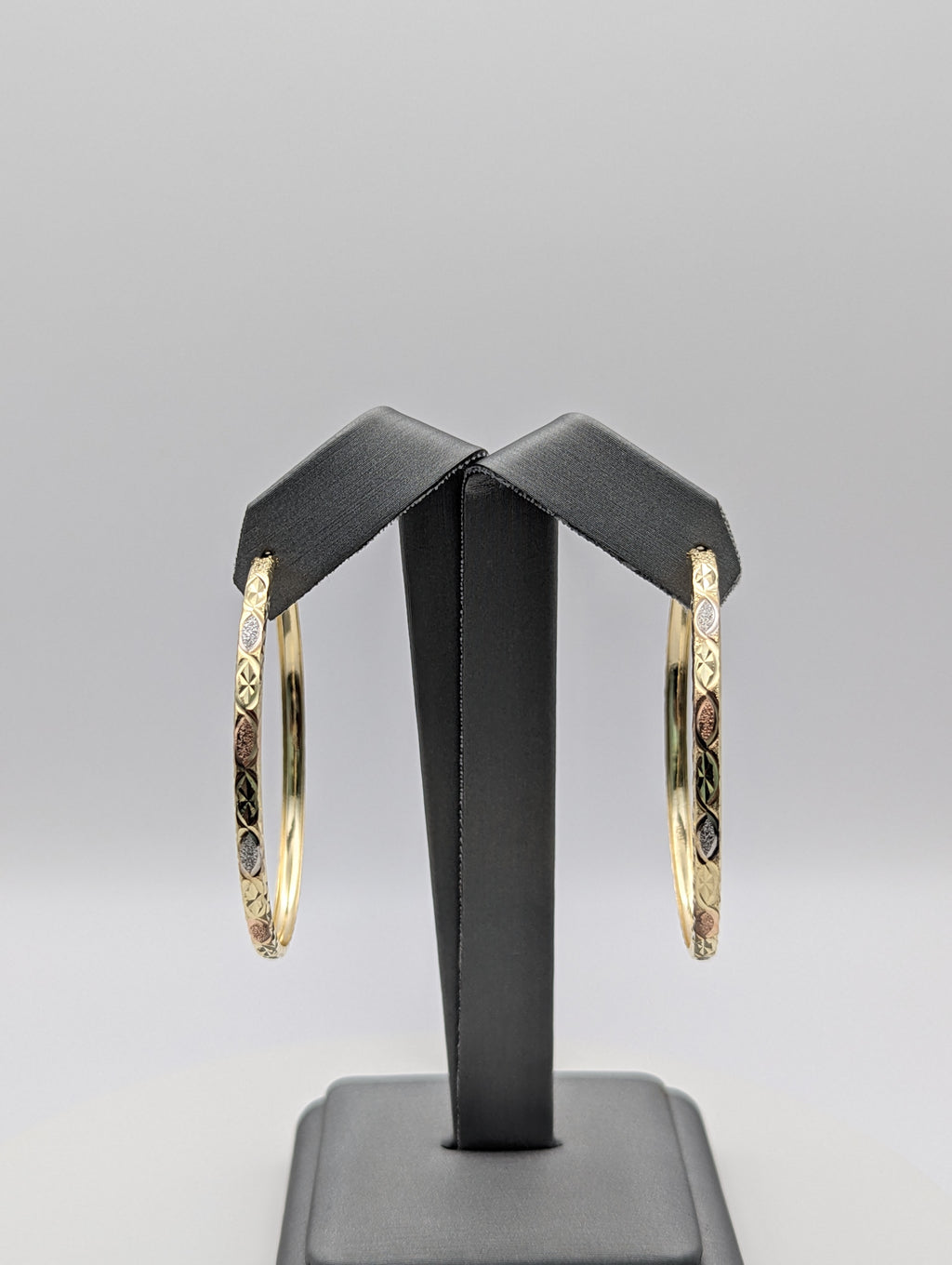 Pendientes de aro satinados con corte de diamante tricolor de oro de 14 quilates