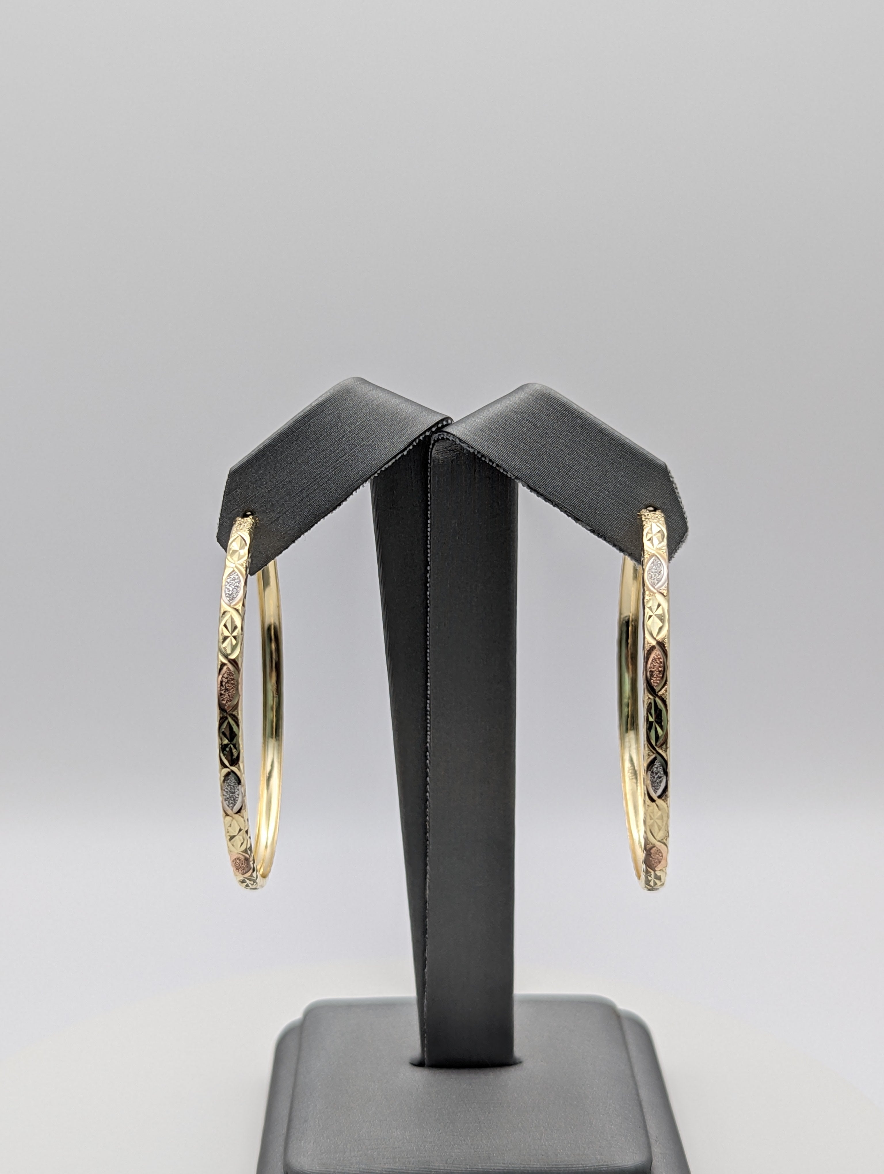 Pendientes de aro satinados con corte de diamante tricolor de oro de 14 quilates