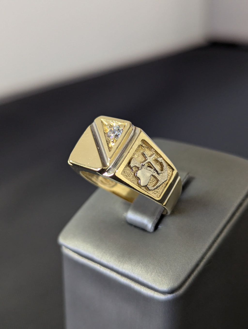 Anillo grabable de circonita cúbica en oro de 14 quilates de dos tonos para hombre