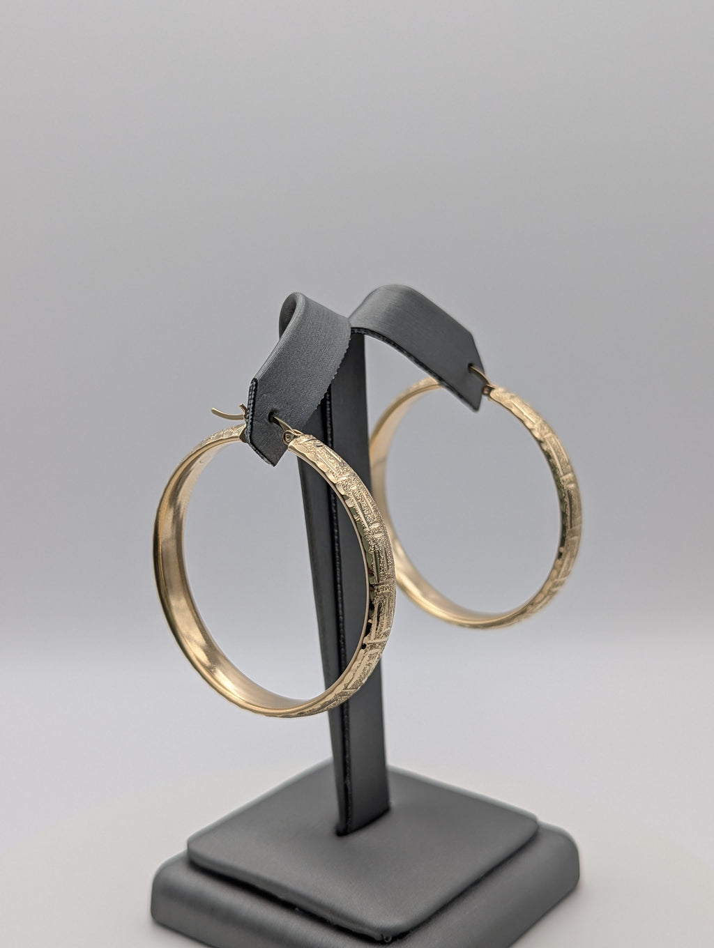Pendientes de aro con diseño de llave griega en oro amarillo de 14K