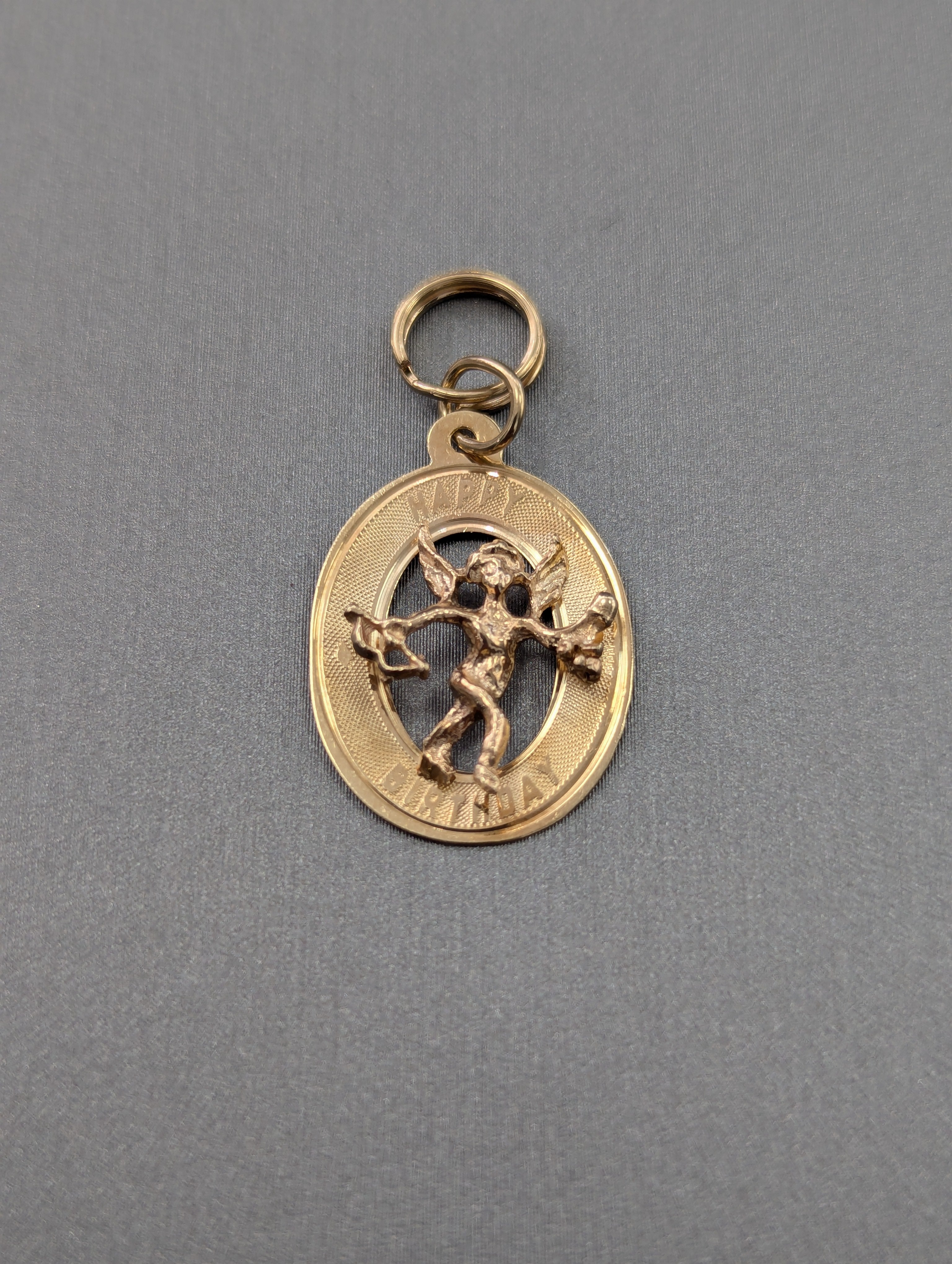 Colgante Cupido Feliz Cumpleaños en Oro Amarillo de 14K