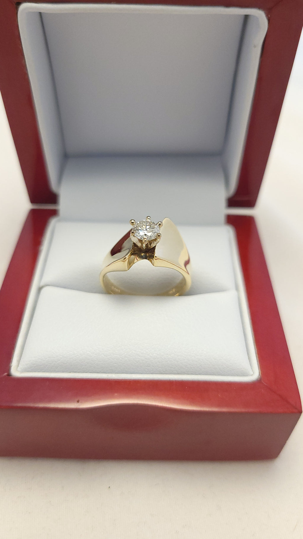 Anillo solitario de diamante de oro amarillo de 14K