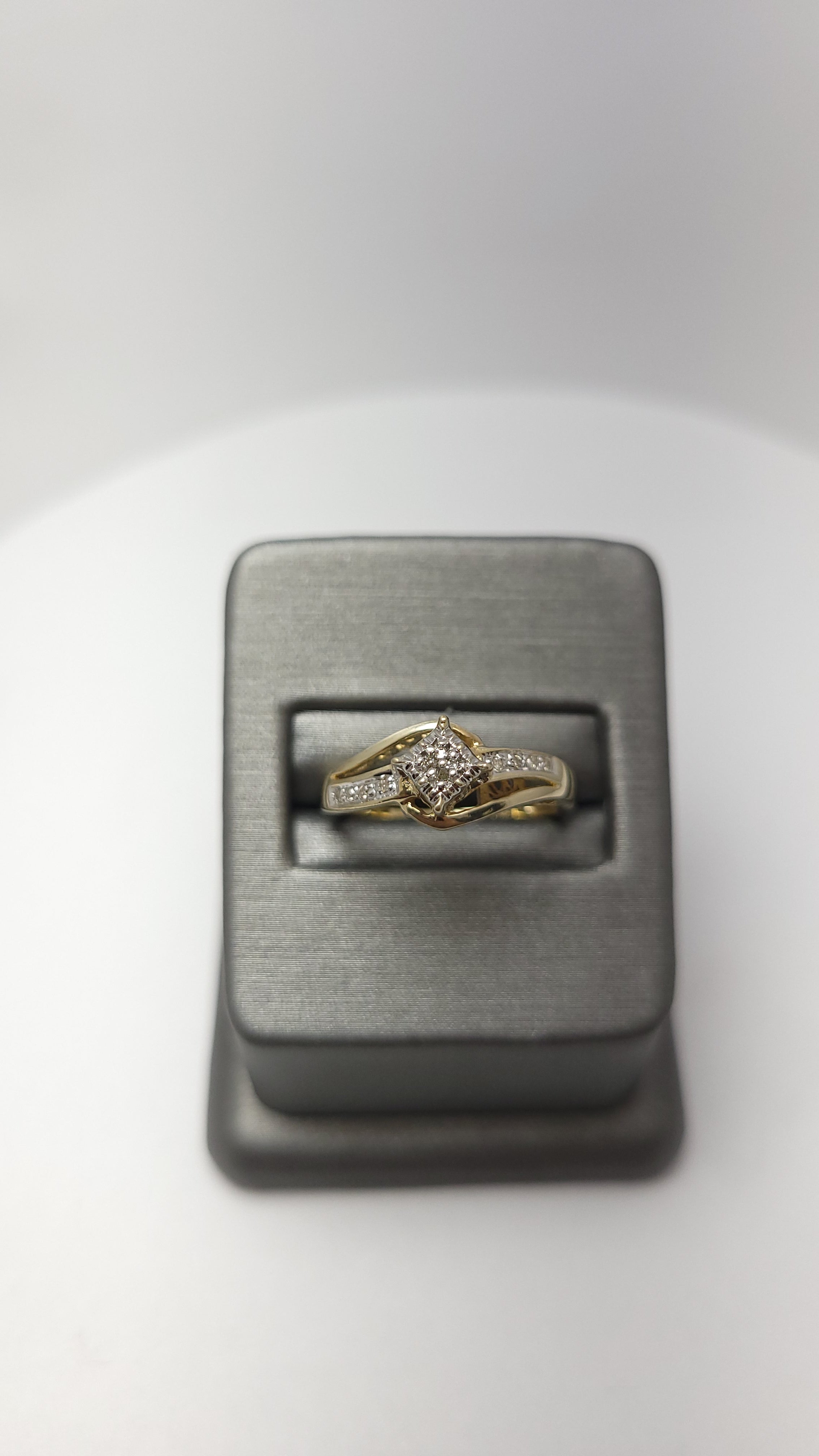 Anillo de Diamantes de Fantasía de 10K con la palabra "Love"