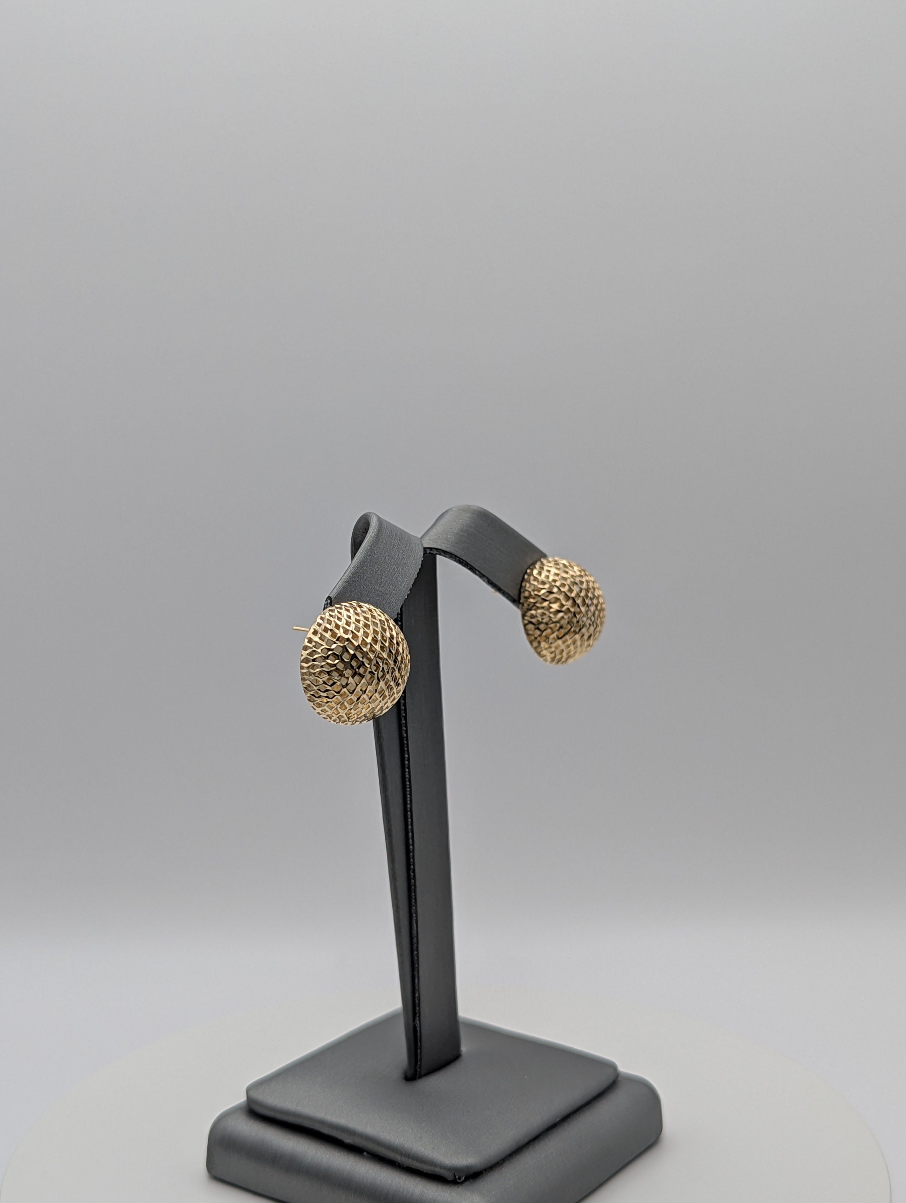 Pendientes de media bola de celosía con corte de diamante en oro amarillo de 14 quilates