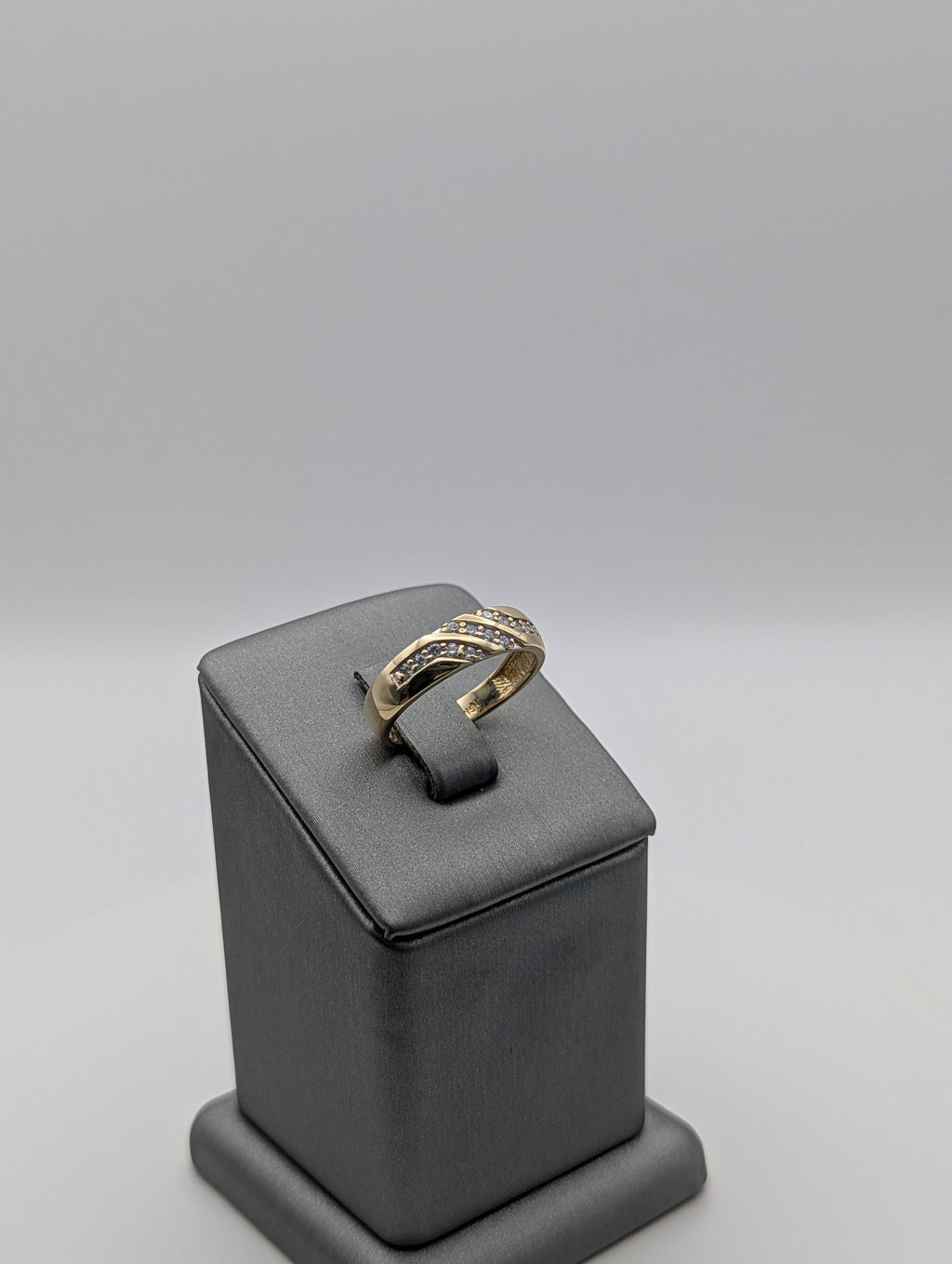 Alianza de boda de oro amarillo de 14K con circonitas cúbicas