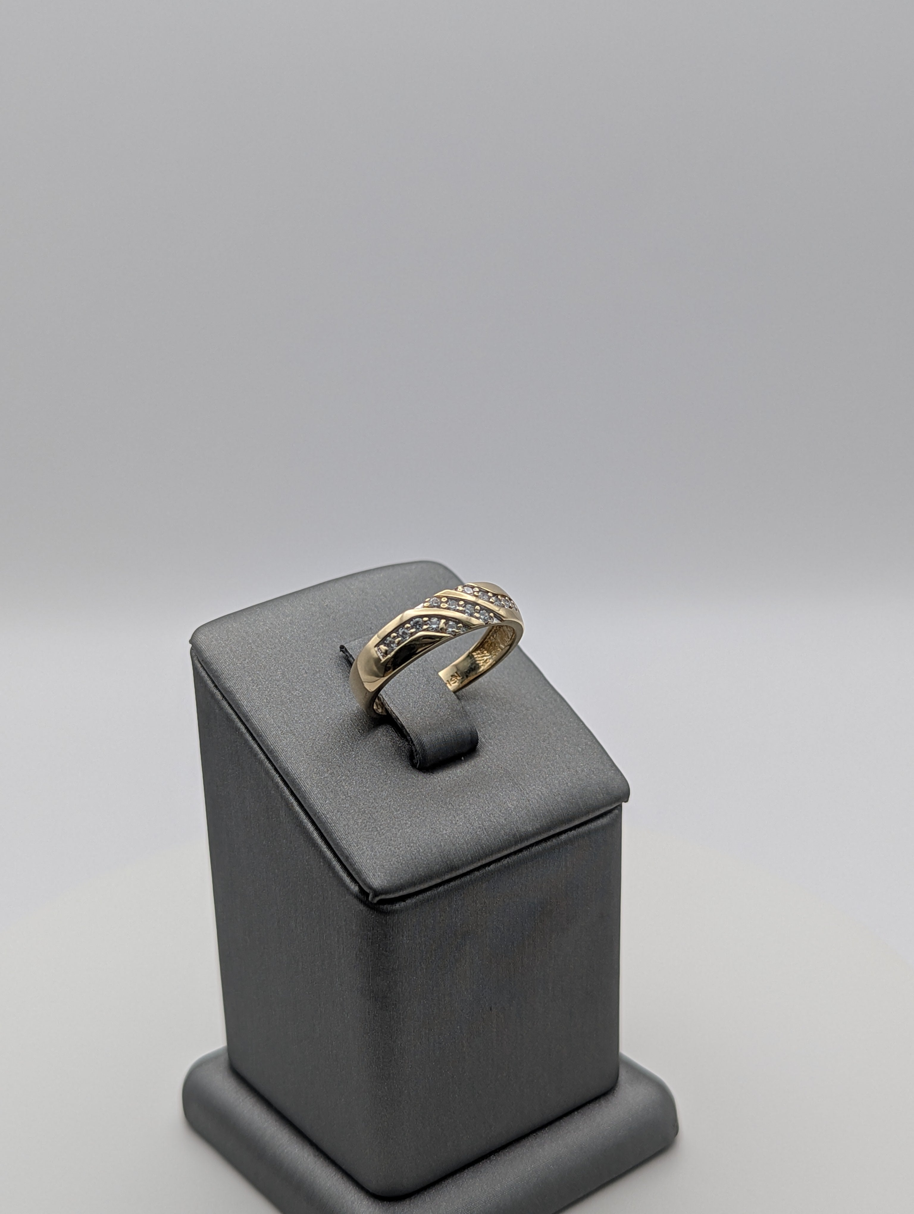 Alianza de boda de oro amarillo de 14K con circonitas cúbicas