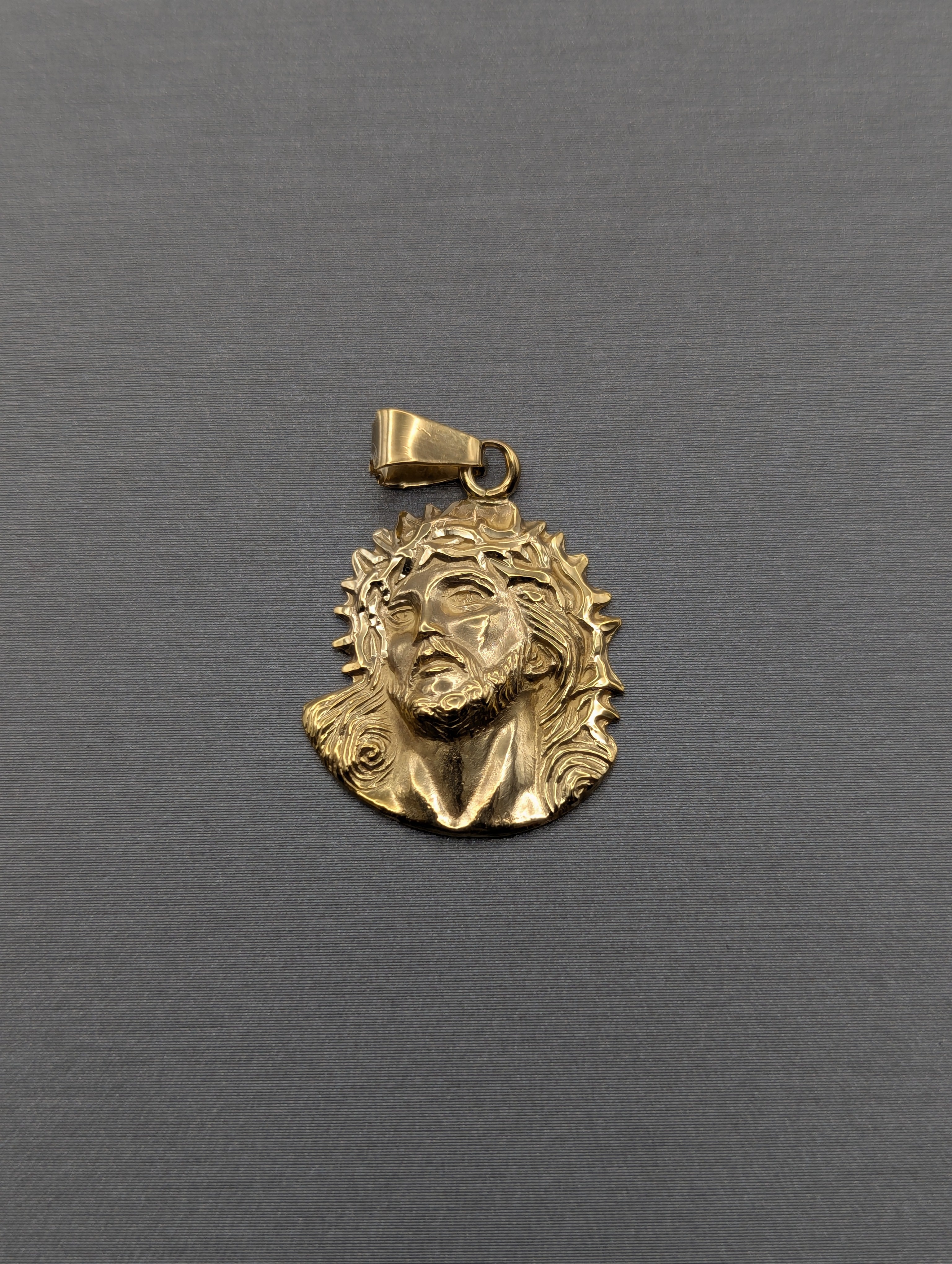 Colgante de cabeza de Jesús de oro amarillo de 14K