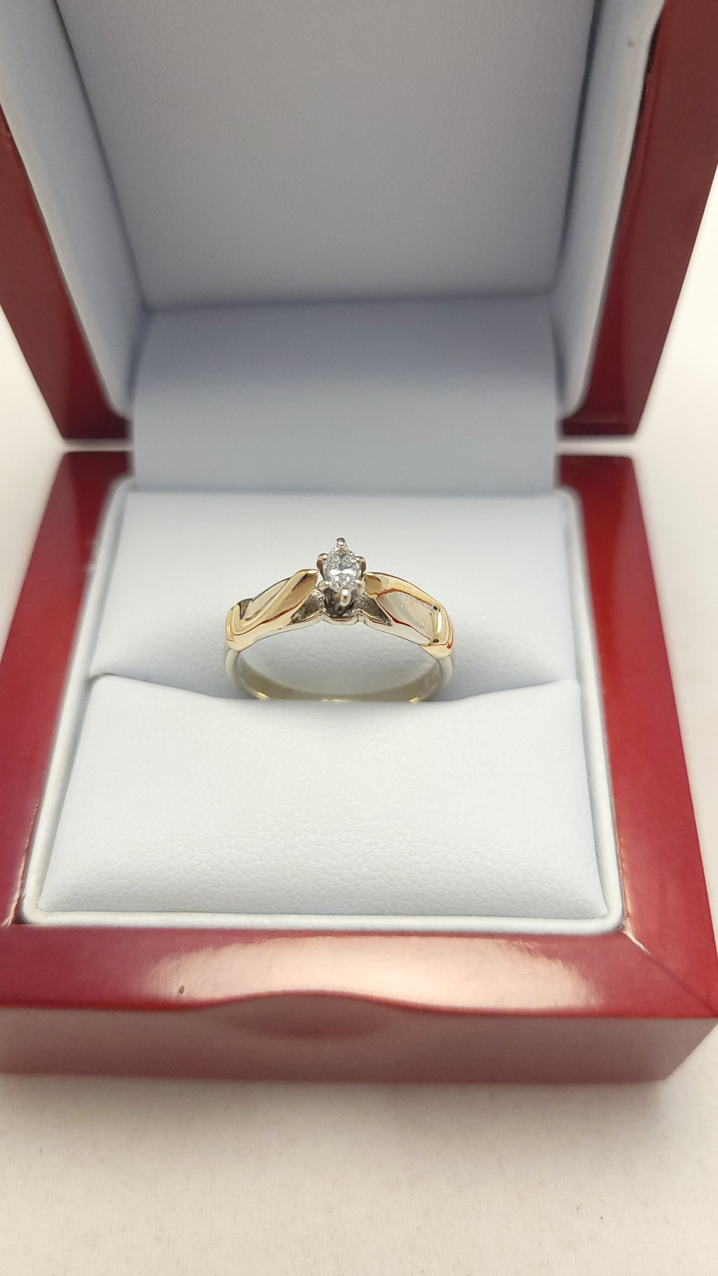 Anillo solitario de marquesa en oro amarillo de 14K