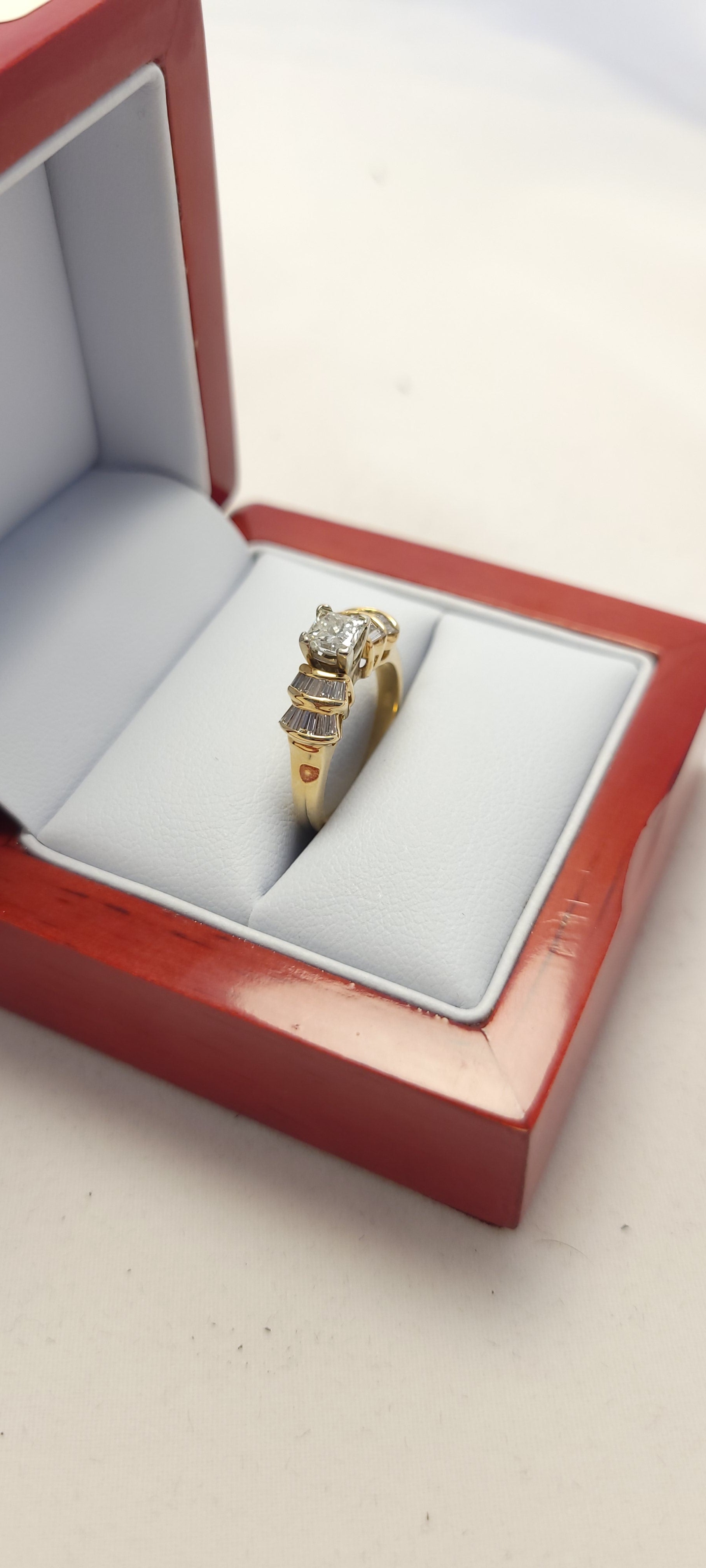 Anillo de oro amarillo de 14 quilates con diamantes