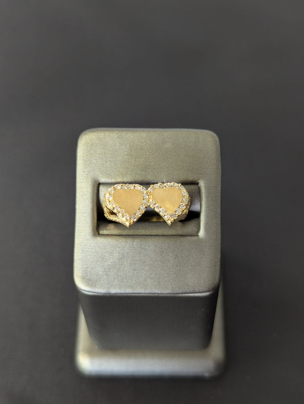 Anillo de Oro Amarillo de 14K con Doble Corazón Grabable y Circonitas Cúbicas