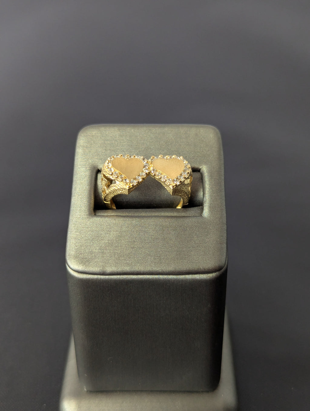 Anillo de Oro Amarillo de 14K con Doble Corazón Grabable y Circonitas Cúbicas