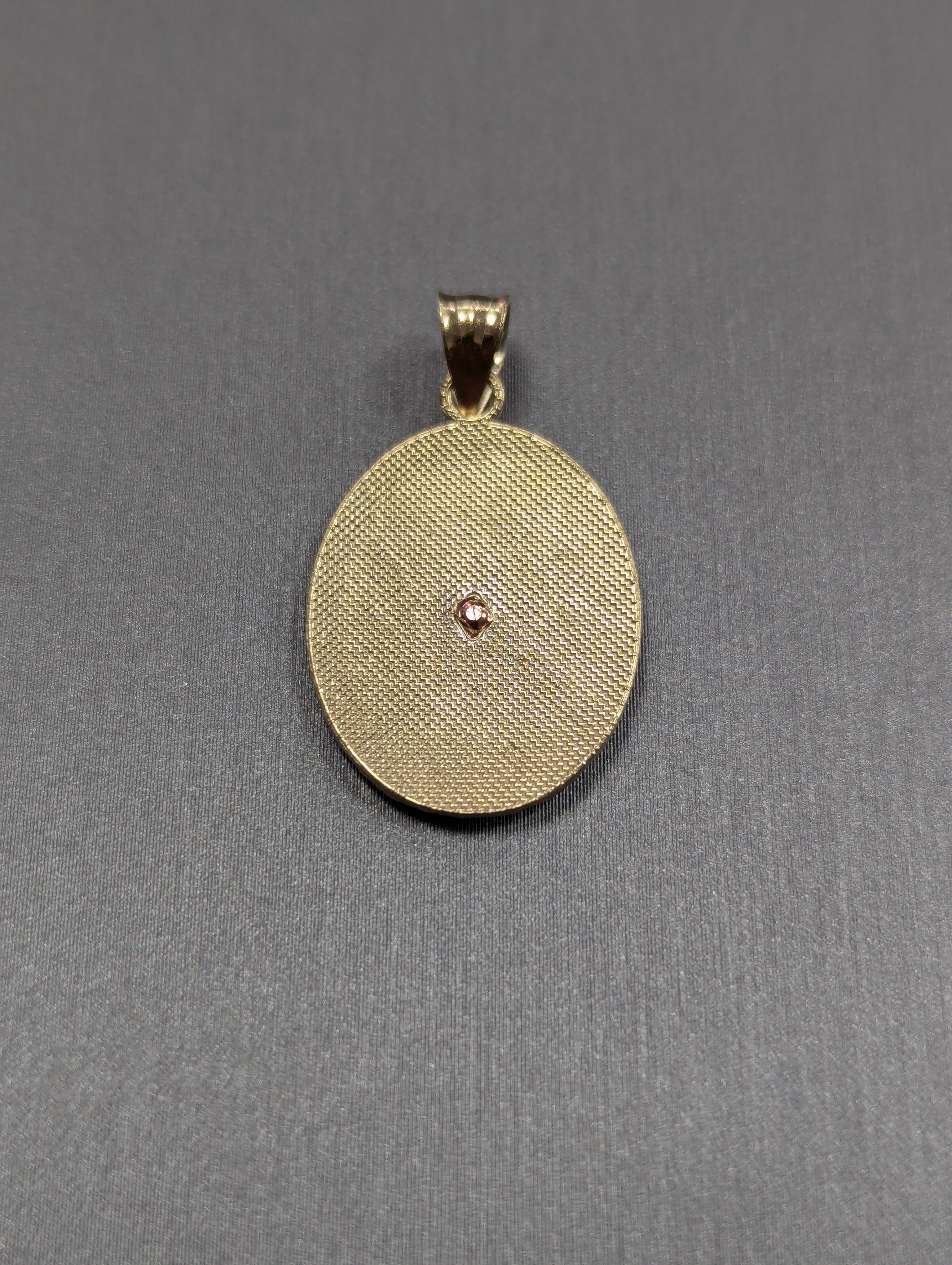 Dije de oro bicolor de 14 quilates con corte diamante de la Virgen de Guadalupe
