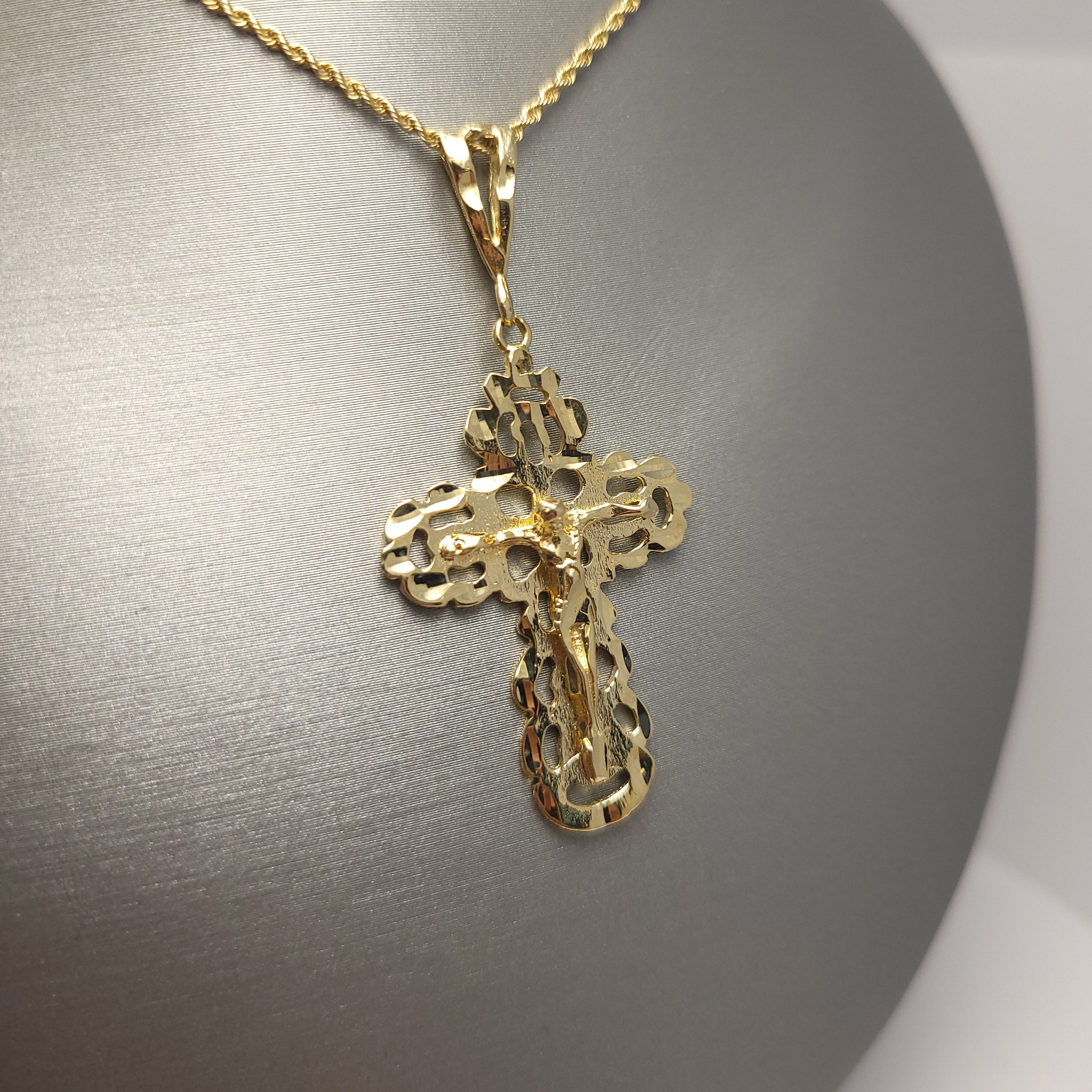 Colgante de oro de 14 quilates con forma de pepita y crucifijo