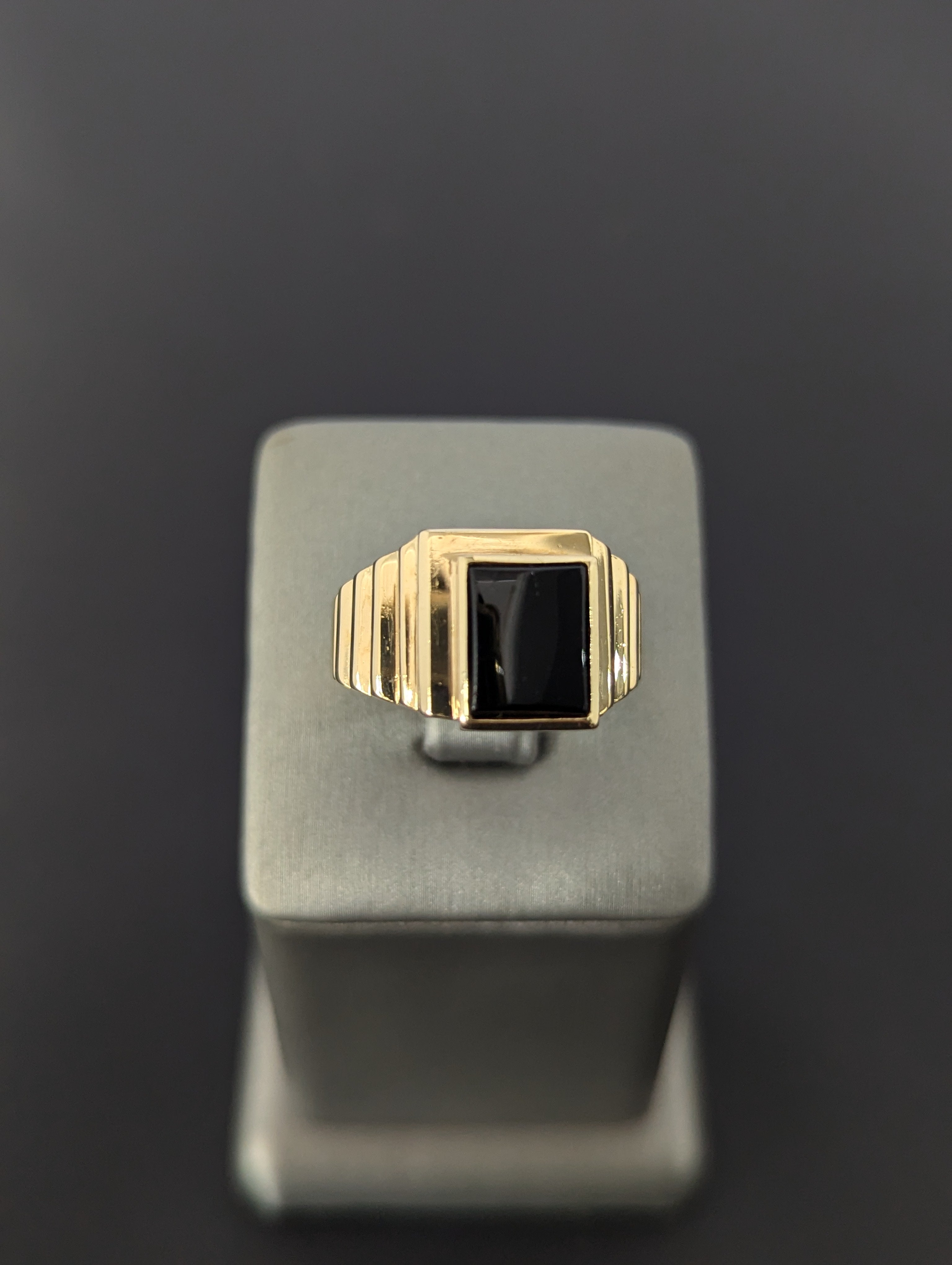 Anillo de ónix de oro amarillo de 14 quilates