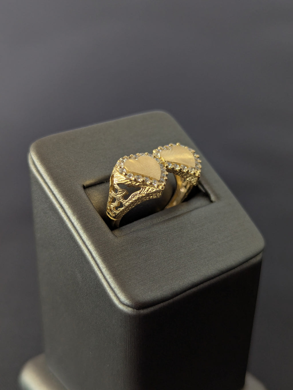 Anillo de Oro Amarillo de 14K con Doble Corazón Grabable y Circonitas Cúbicas