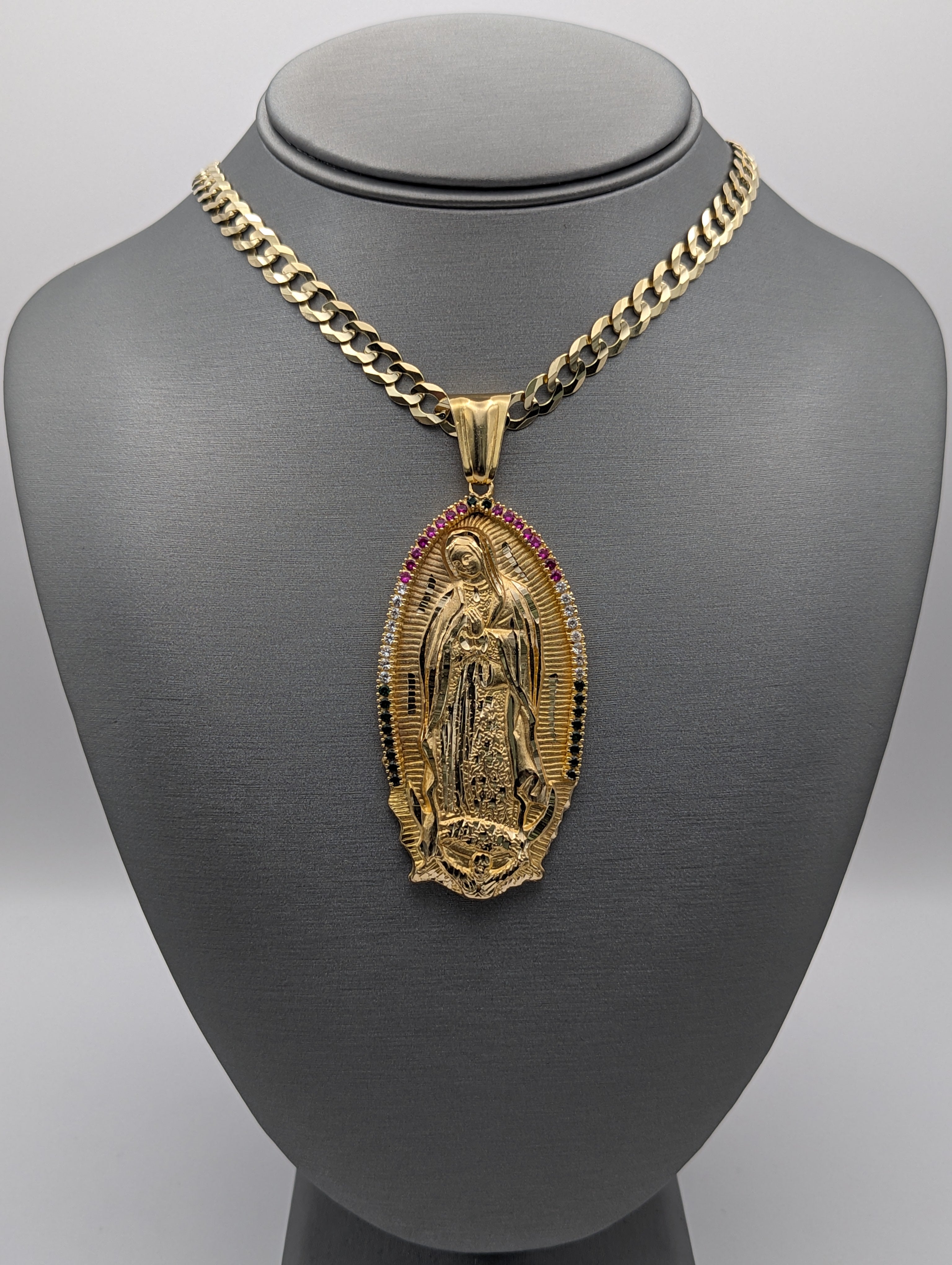 Colgante Guadalupe de oro de 14K con circonitas cúbicas