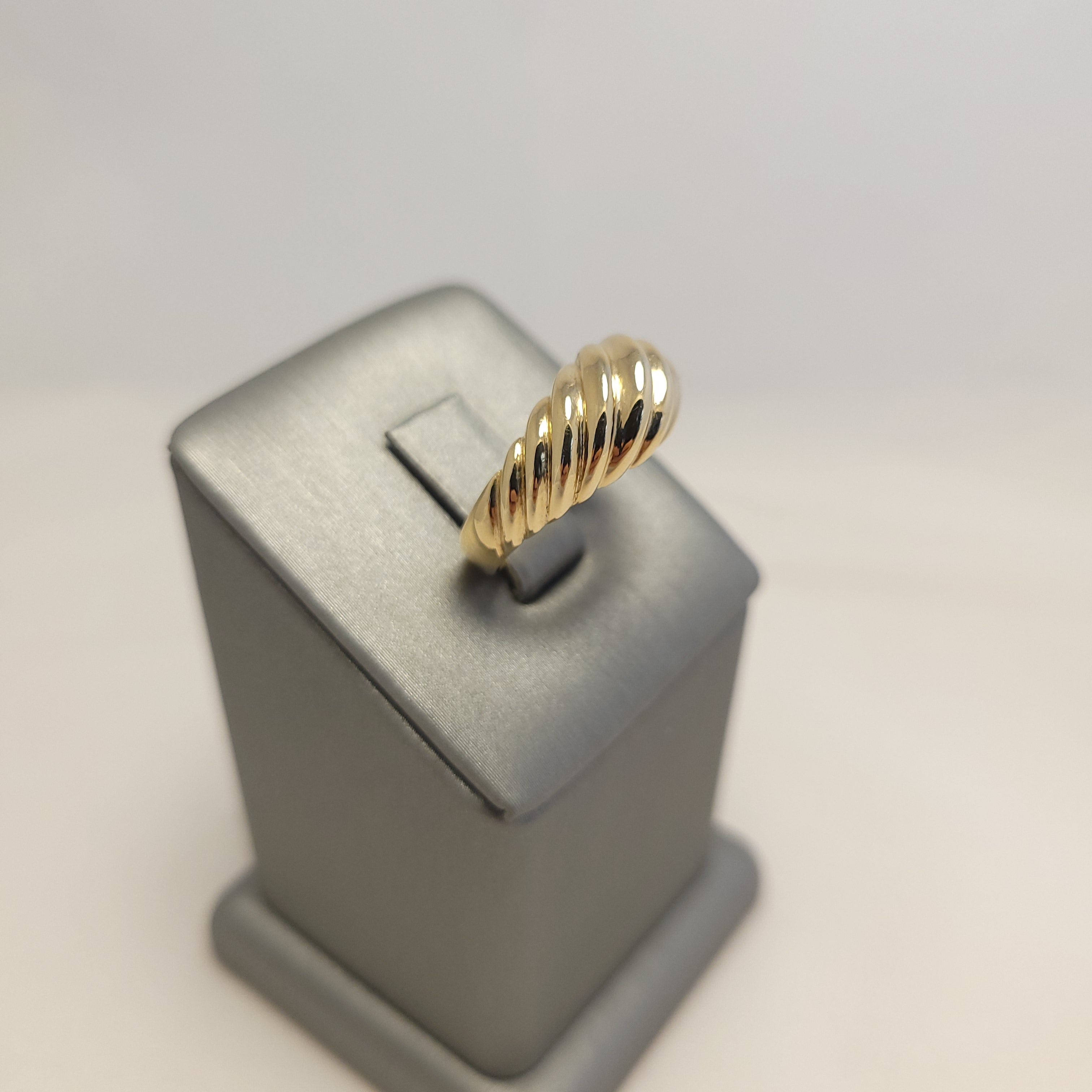 Anillo Elegante Hinchado de Oro Amarillo de 14K