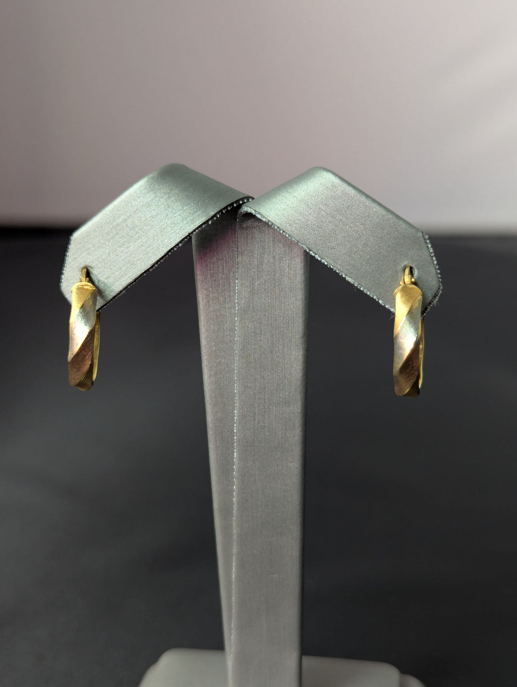 Pendientes de aro huecos trenzados tricolor de 14K