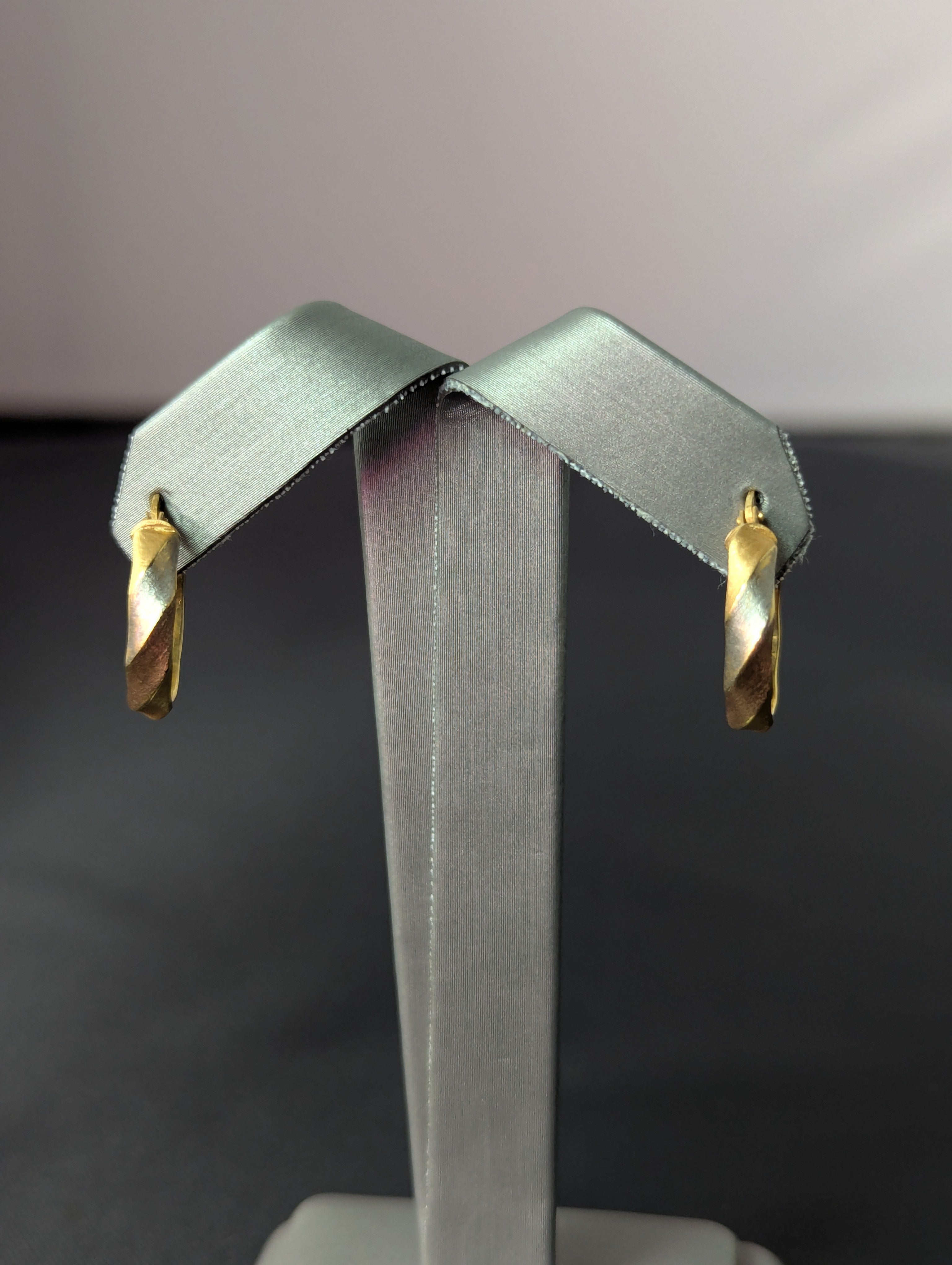 Pendientes de aro huecos trenzados tricolor de 14K