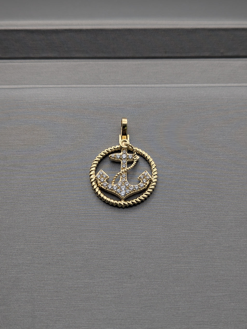 Colgante ancla de oro amarillo de 14K con circonitas cúbicas