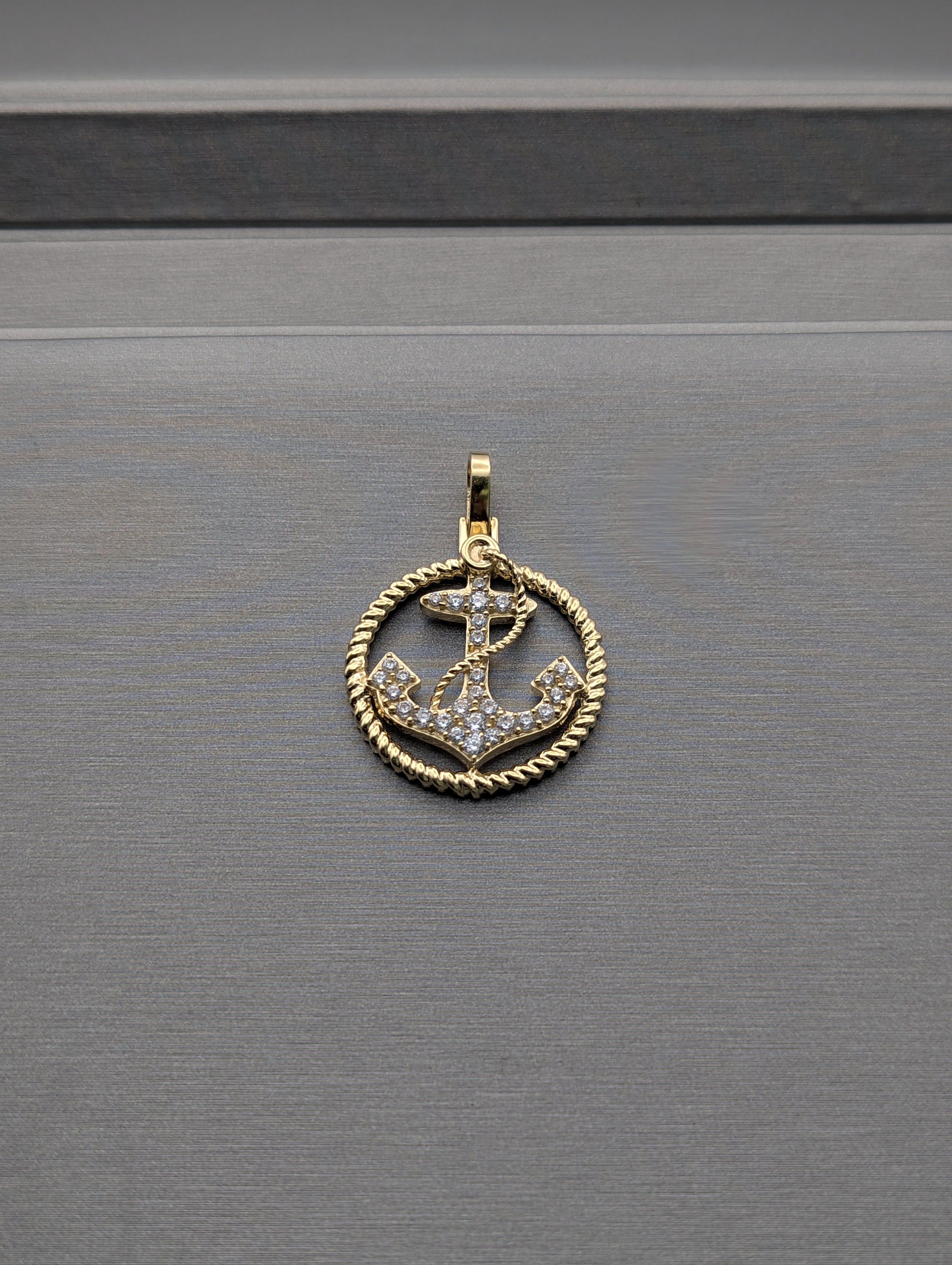 Colgante ancla de oro amarillo de 14K con circonitas cúbicas
