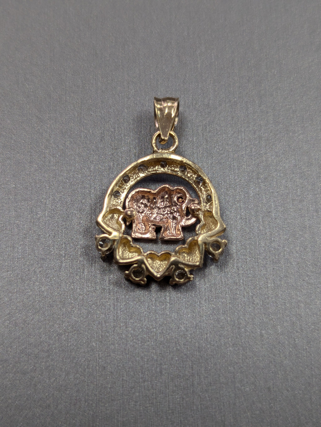 Colgante de corazón de elefante tricolor de 14K